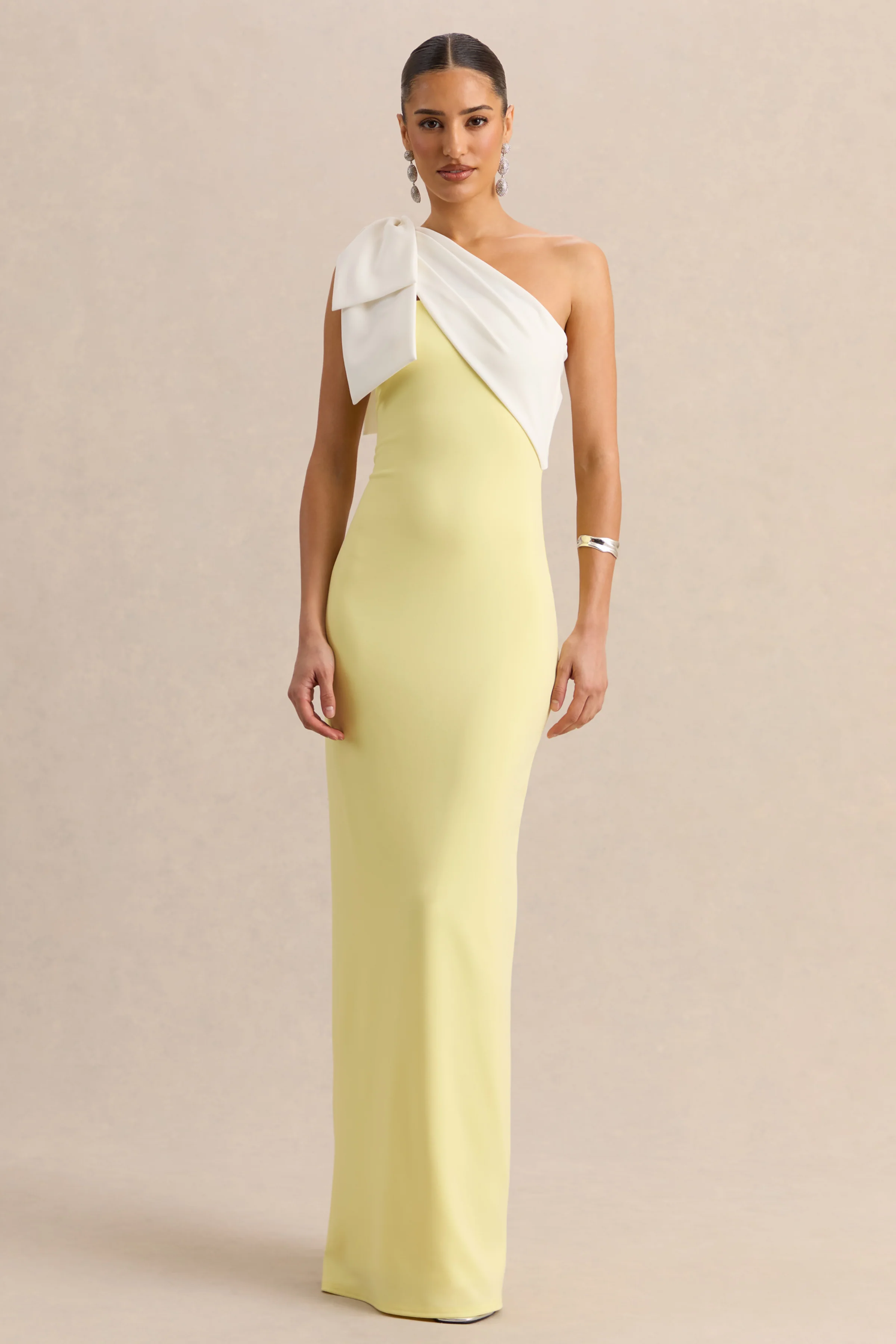 Adara | Robe longue citron et blanche à encolure asymétrique avec détail de nœud