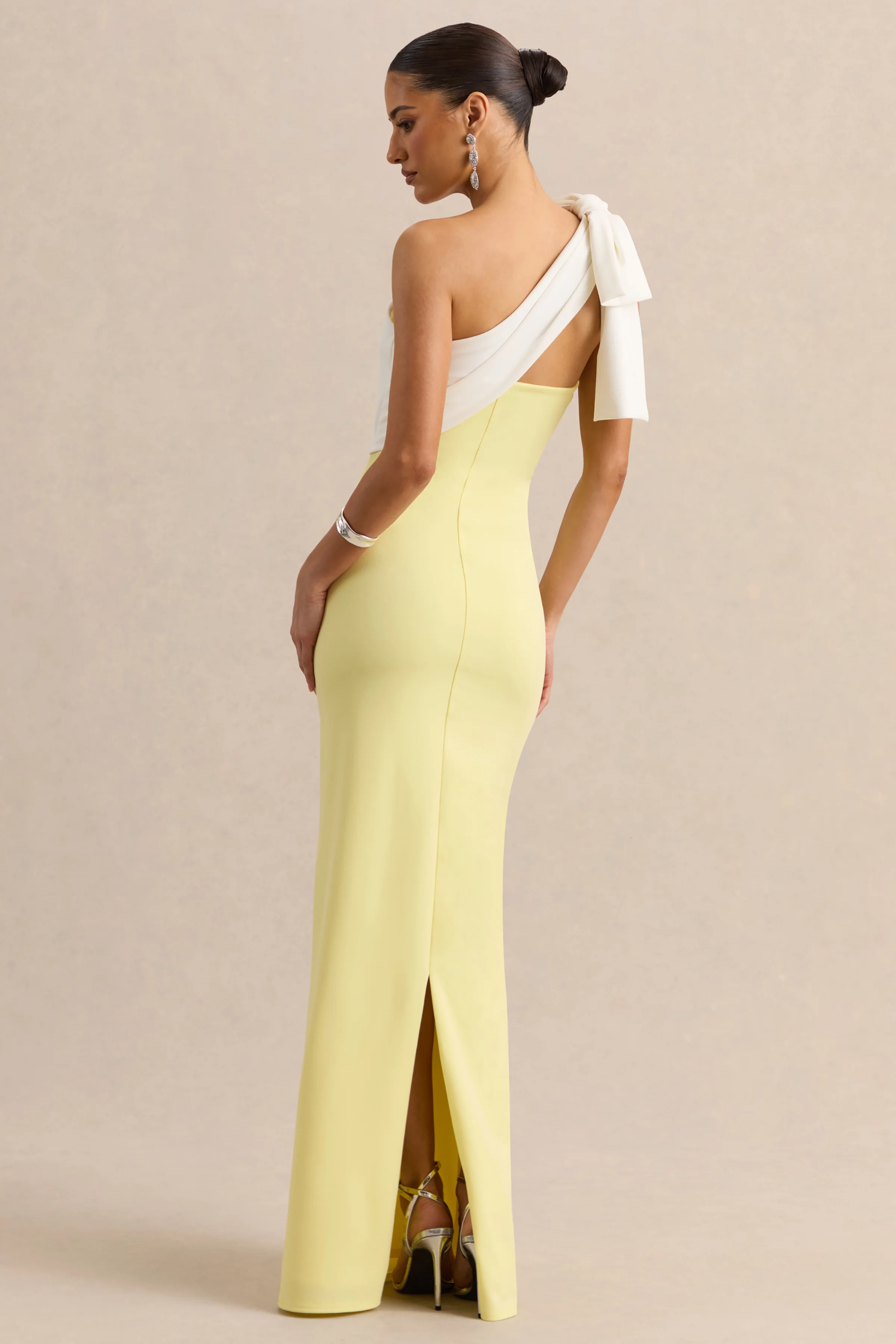 Adara | Robe longue citron et blanche à encolure asymétrique avec détail de nœud - Image 2
