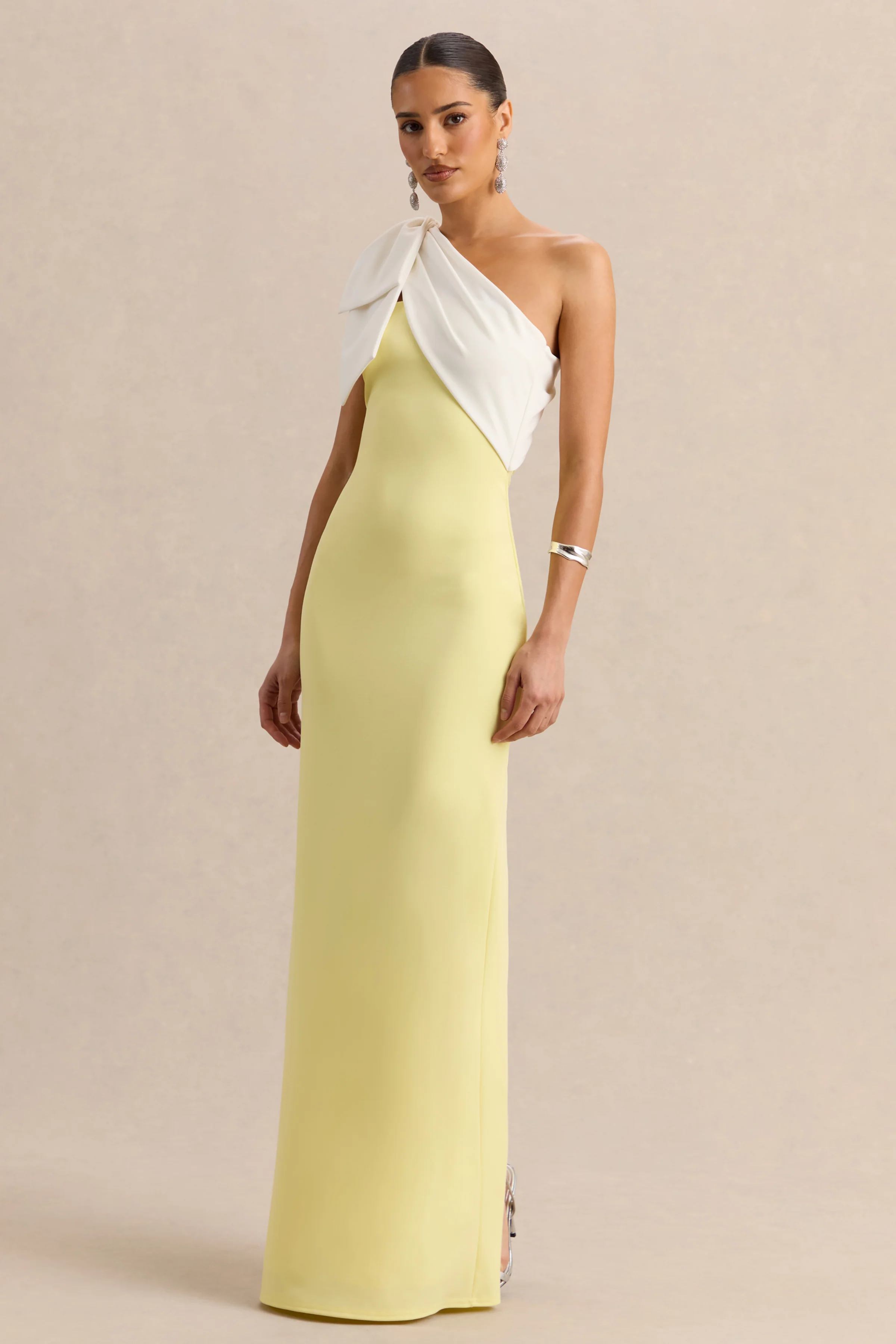 Adara | Robe longue citron et blanche à encolure asymétrique avec détail de nœud - Image 4