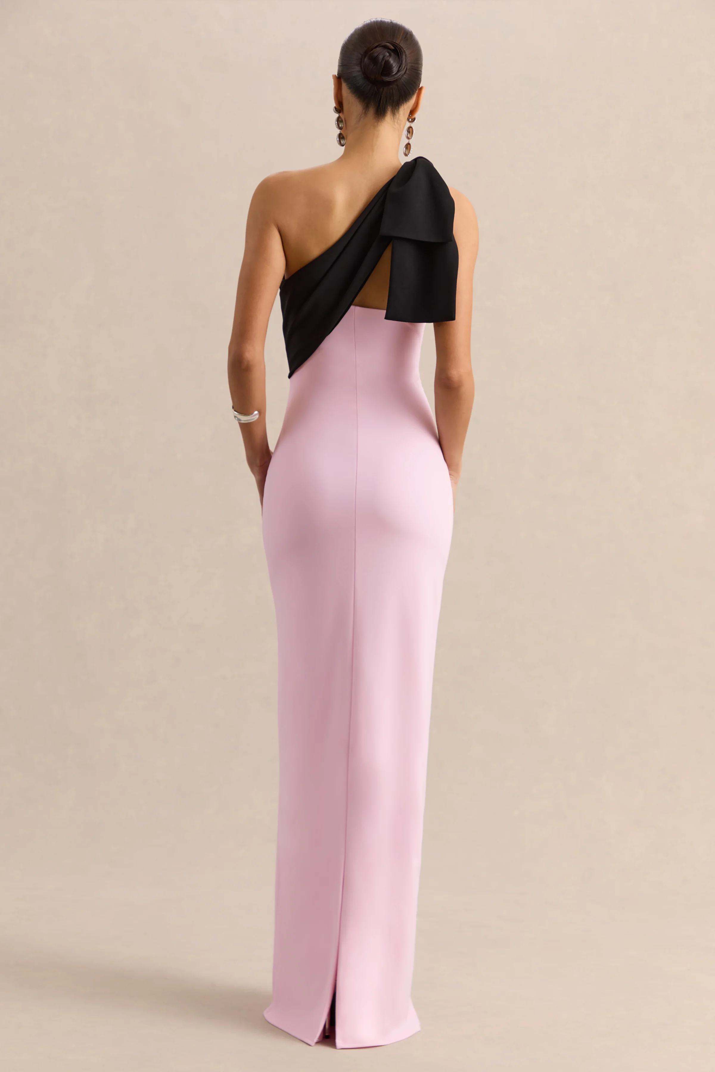 Adara | Robe longue rose et noire à encolure asymétrique avec détail nœud - Image 2
