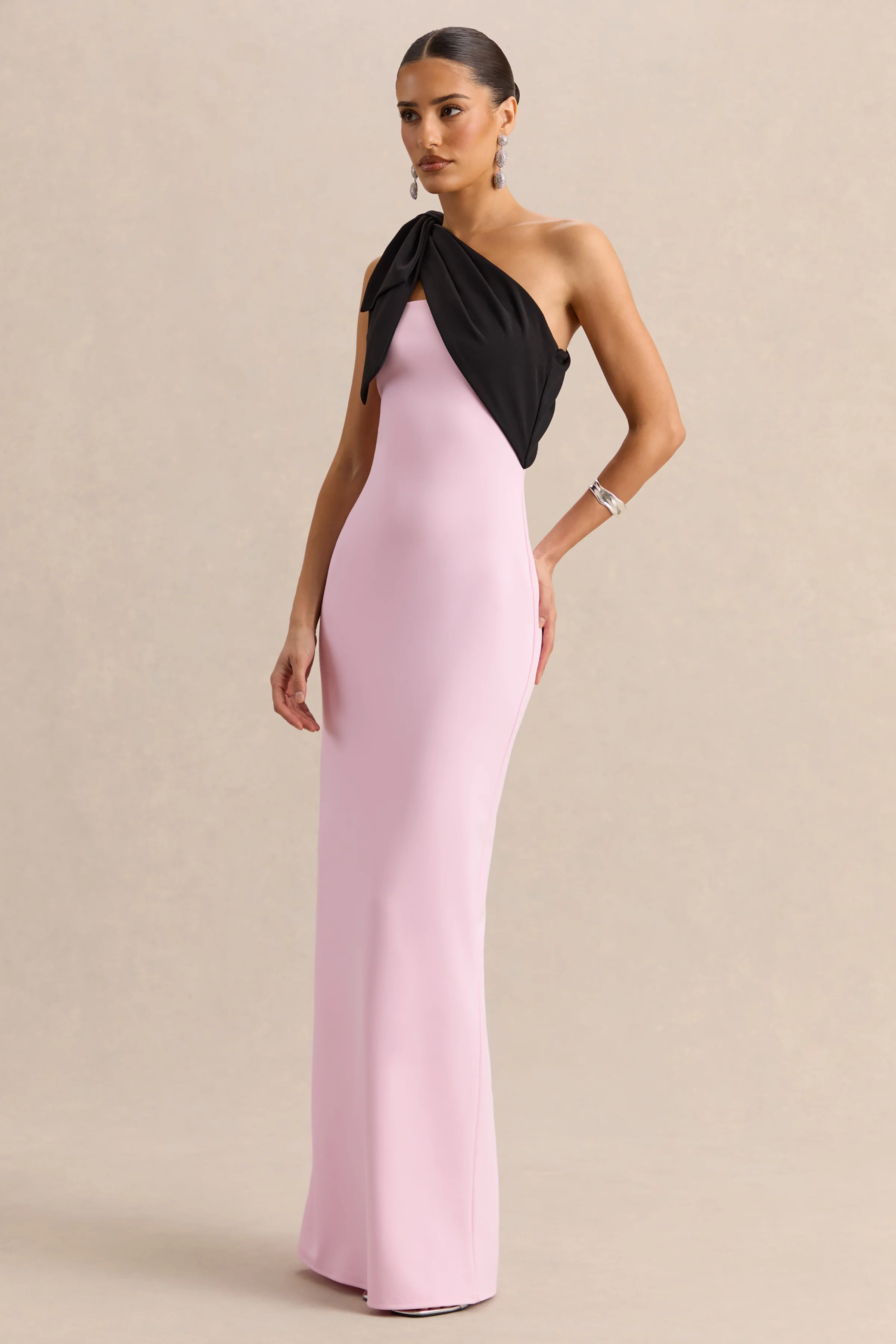 Adara | Robe longue rose et noire à encolure asymétrique avec détail nœud - Image 4