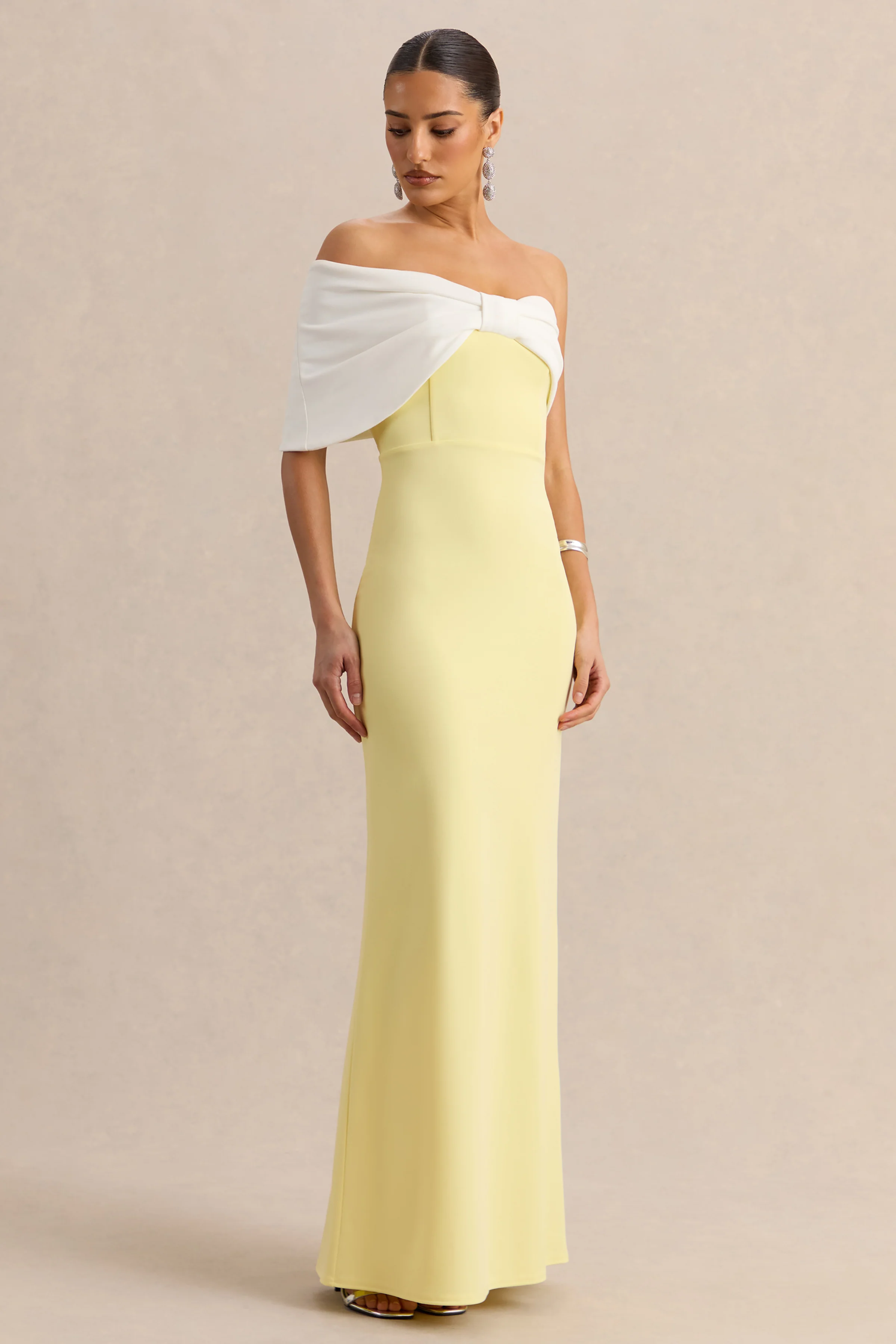 Agatha | Robe longue citron et blanche à encolure Bardot avec nœud - Image 4