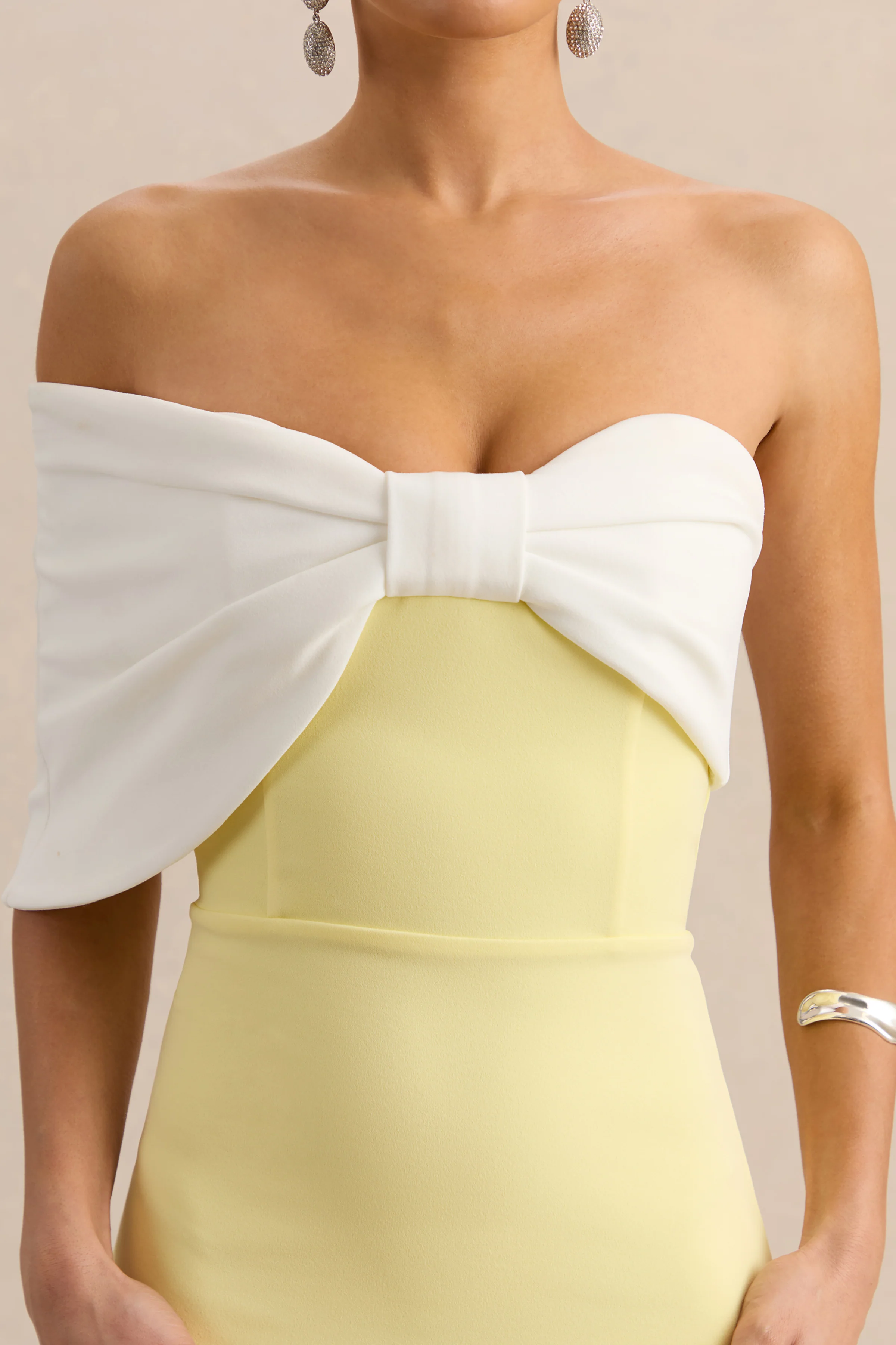 Agatha | Robe longue citron et blanche à encolure Bardot avec nœud - Image 6