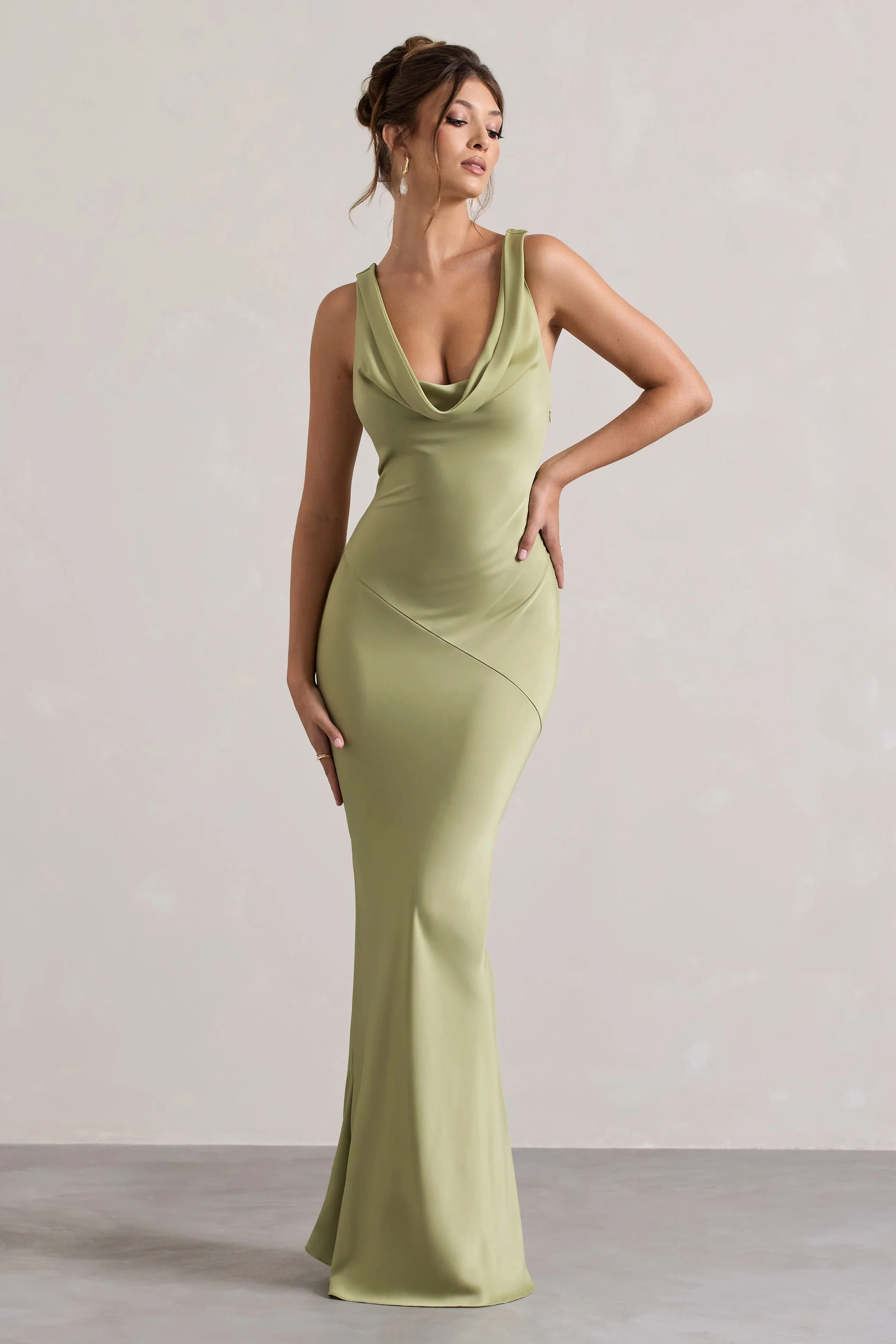 Alesso | Robe longue en satin olive à décolleté bénitier - Image 4