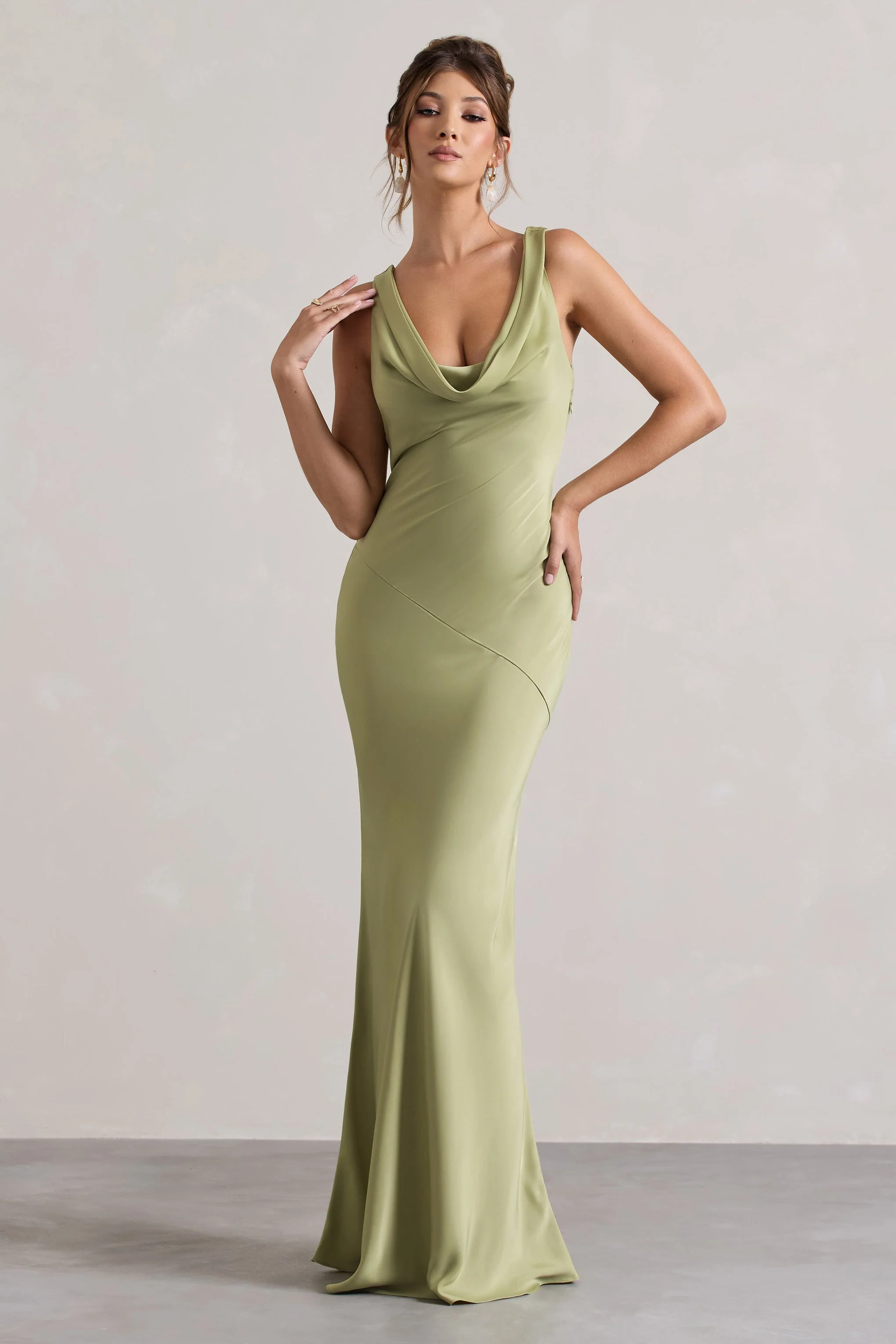 Alesso | Robe longue en satin olive à décolleté bénitier - Image 5