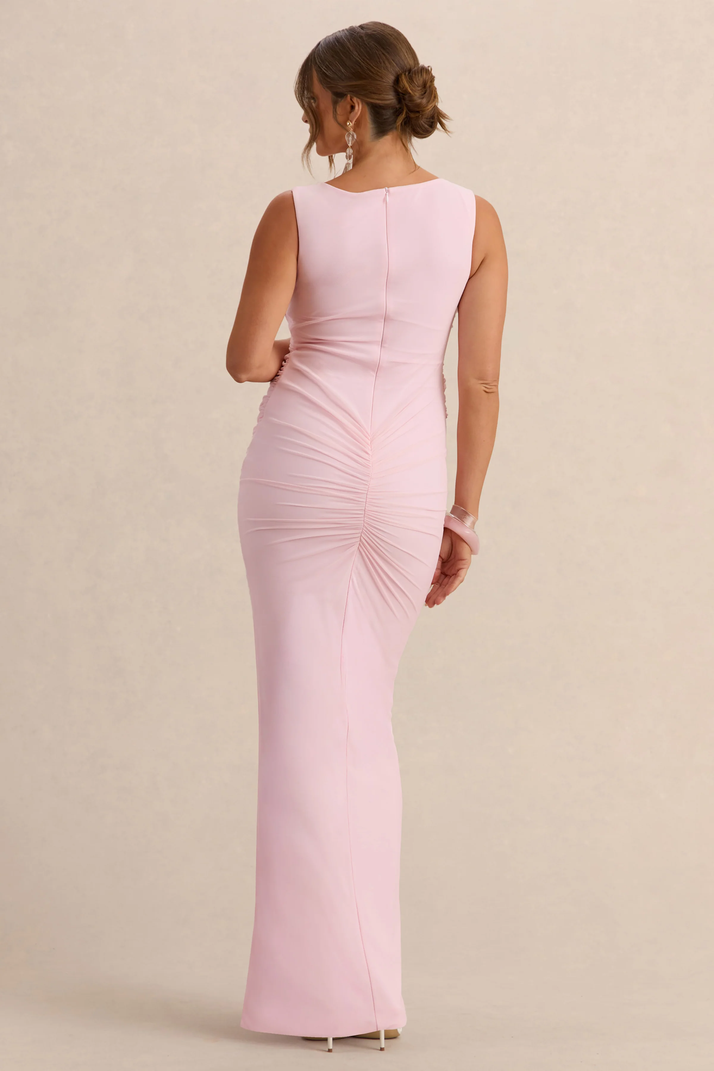 Alitha | Robe de maternité longue rose clair à encolure ronde avec détails froncés et fente à l’avant - Image 2