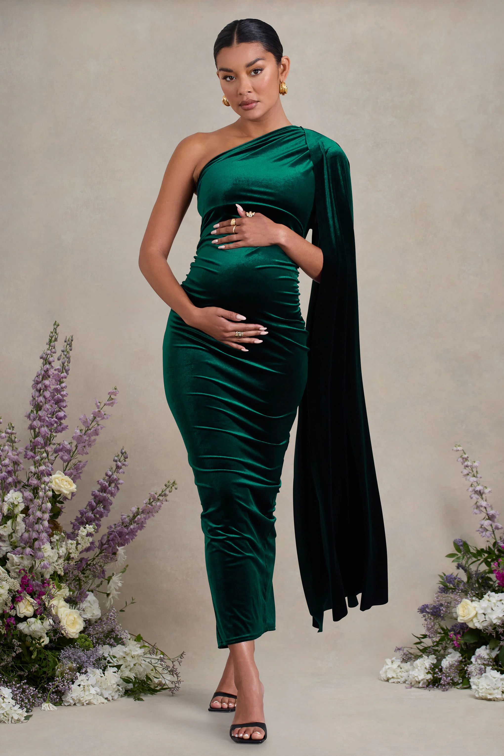Amaryllis | Robe longue asymétrique de maternité en velours vert bouteille à manches cape - Image 4
