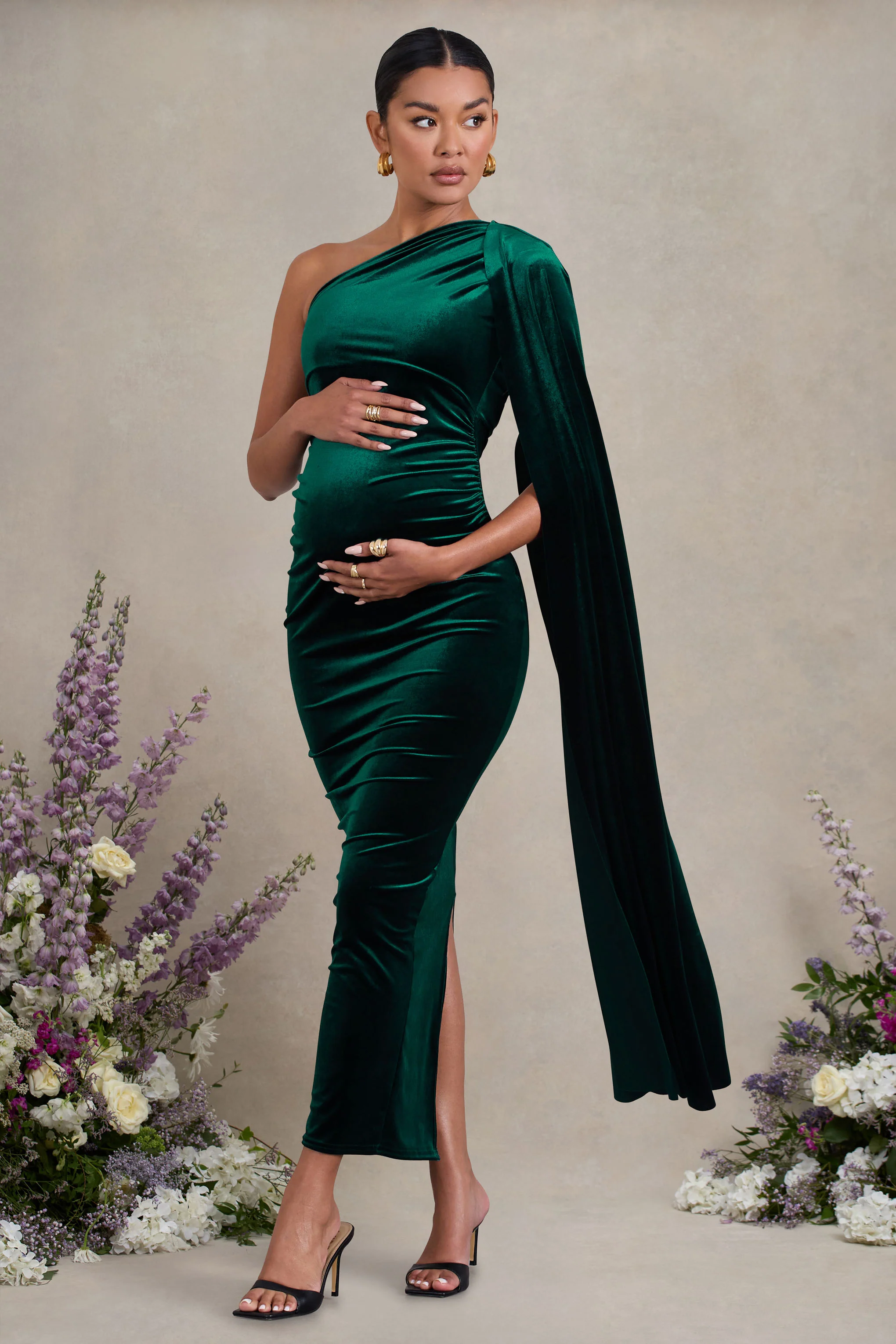 Amaryllis | Robe longue asymétrique de maternité en velours vert bouteille à manches cape - Image 5