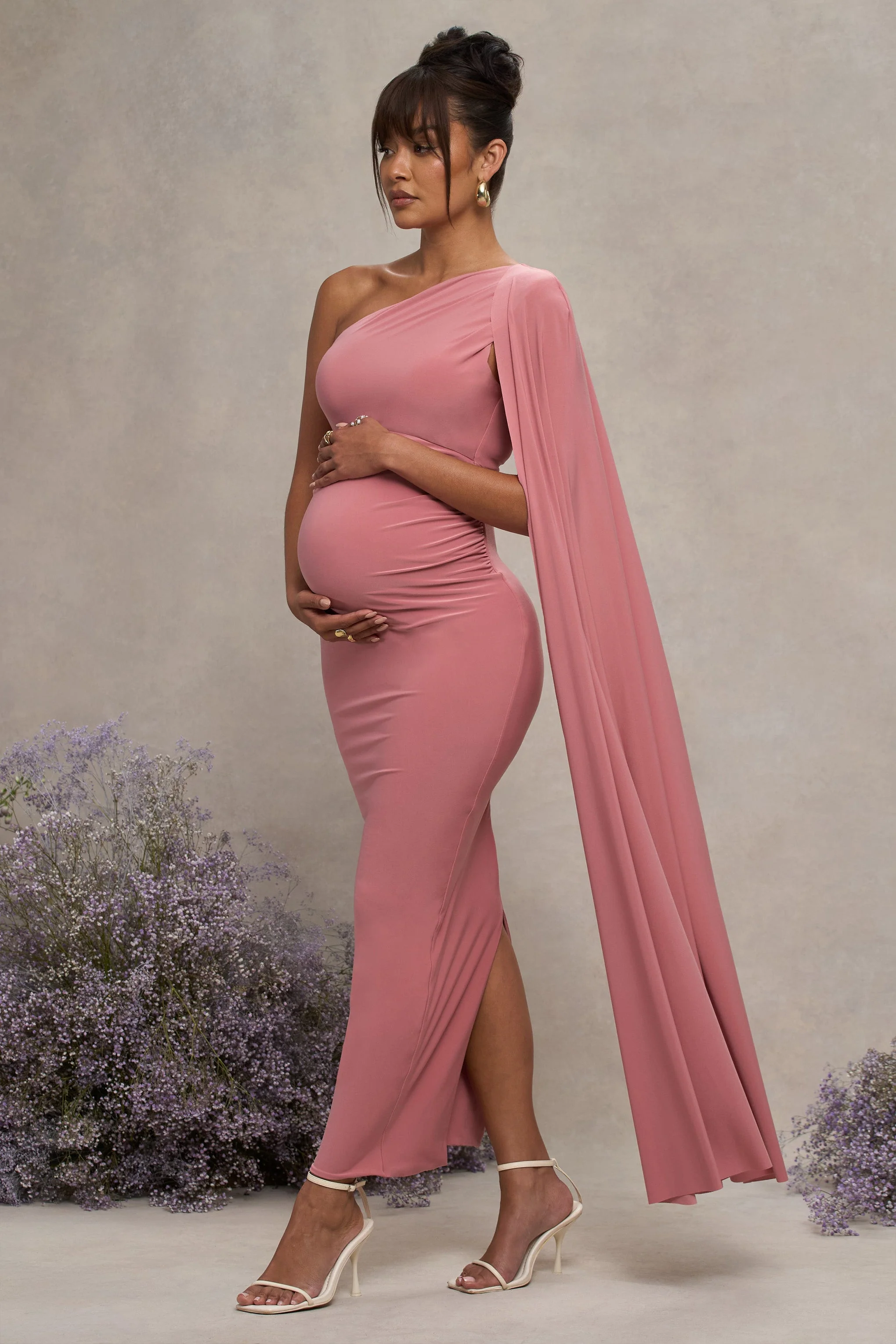 Amaryllis | Robe longue de maternité asymétrique à manches cape rose blush - Image 4