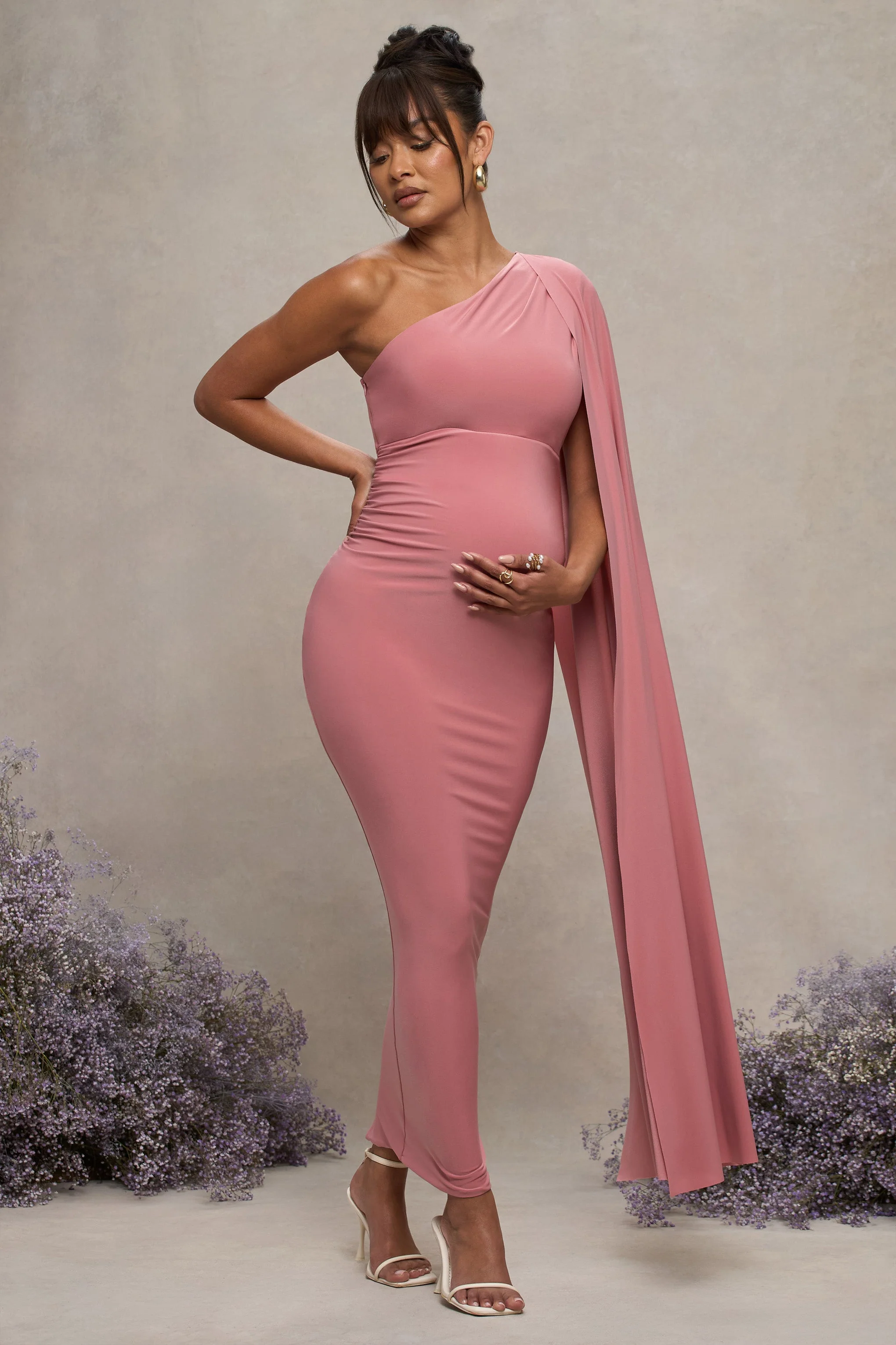 Amaryllis | Robe longue de maternité asymétrique à manches cape rose blush - Image 5