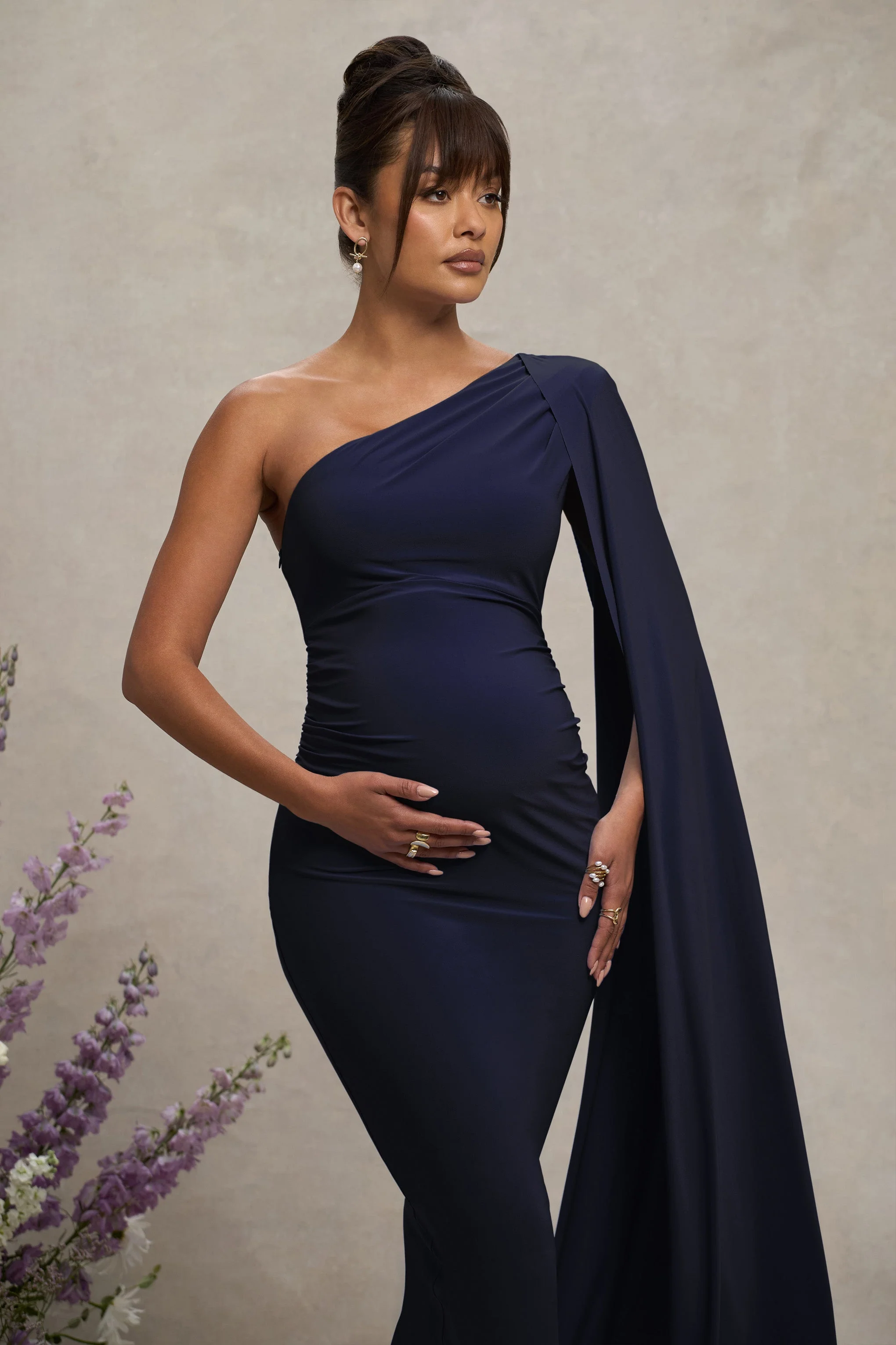 Amaryllis | Robe longue de maternité bleu marine une épaule avec manche cape - Image 3