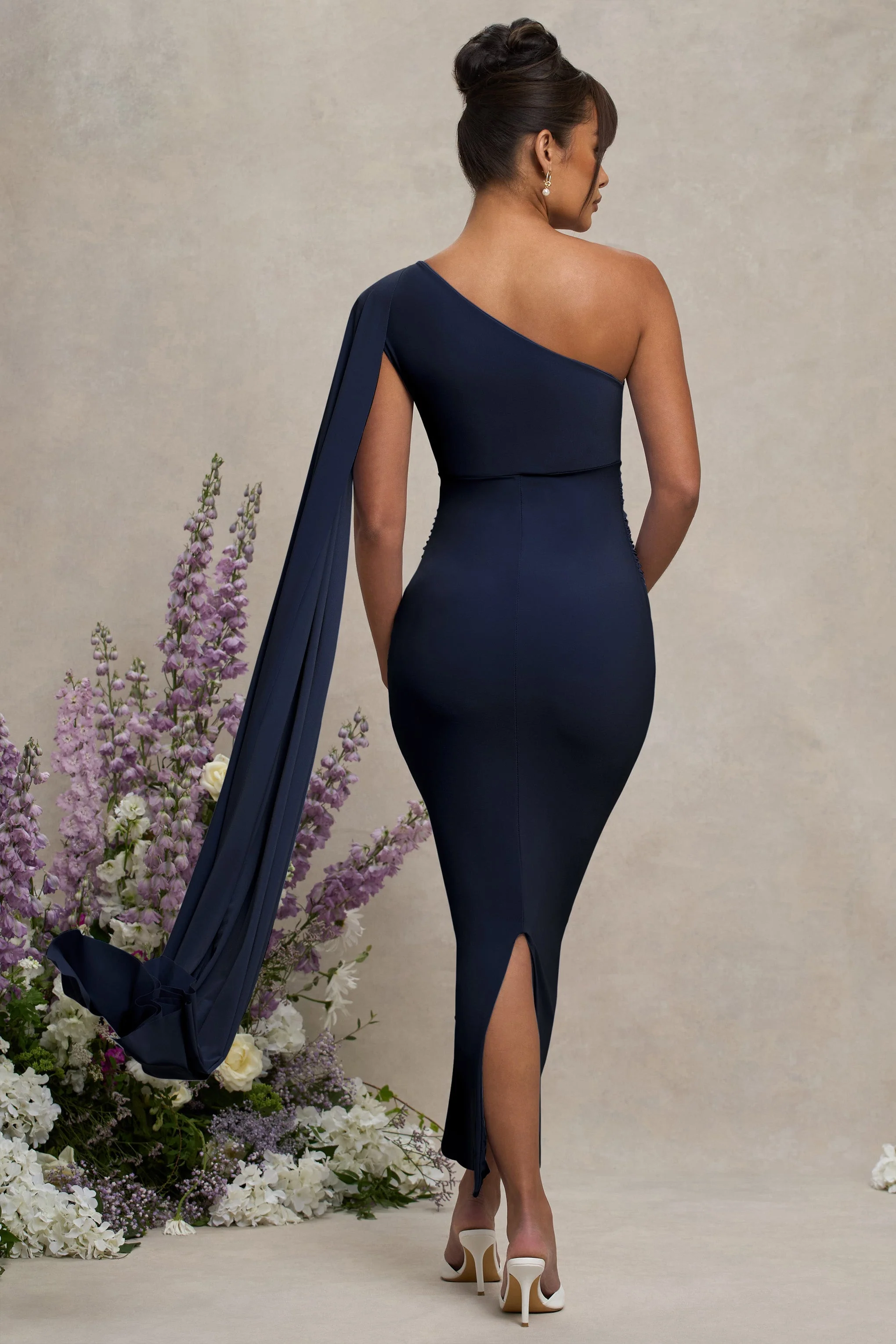 Amaryllis | Robe longue de maternité bleu marine une épaule avec manche cape - Image 4