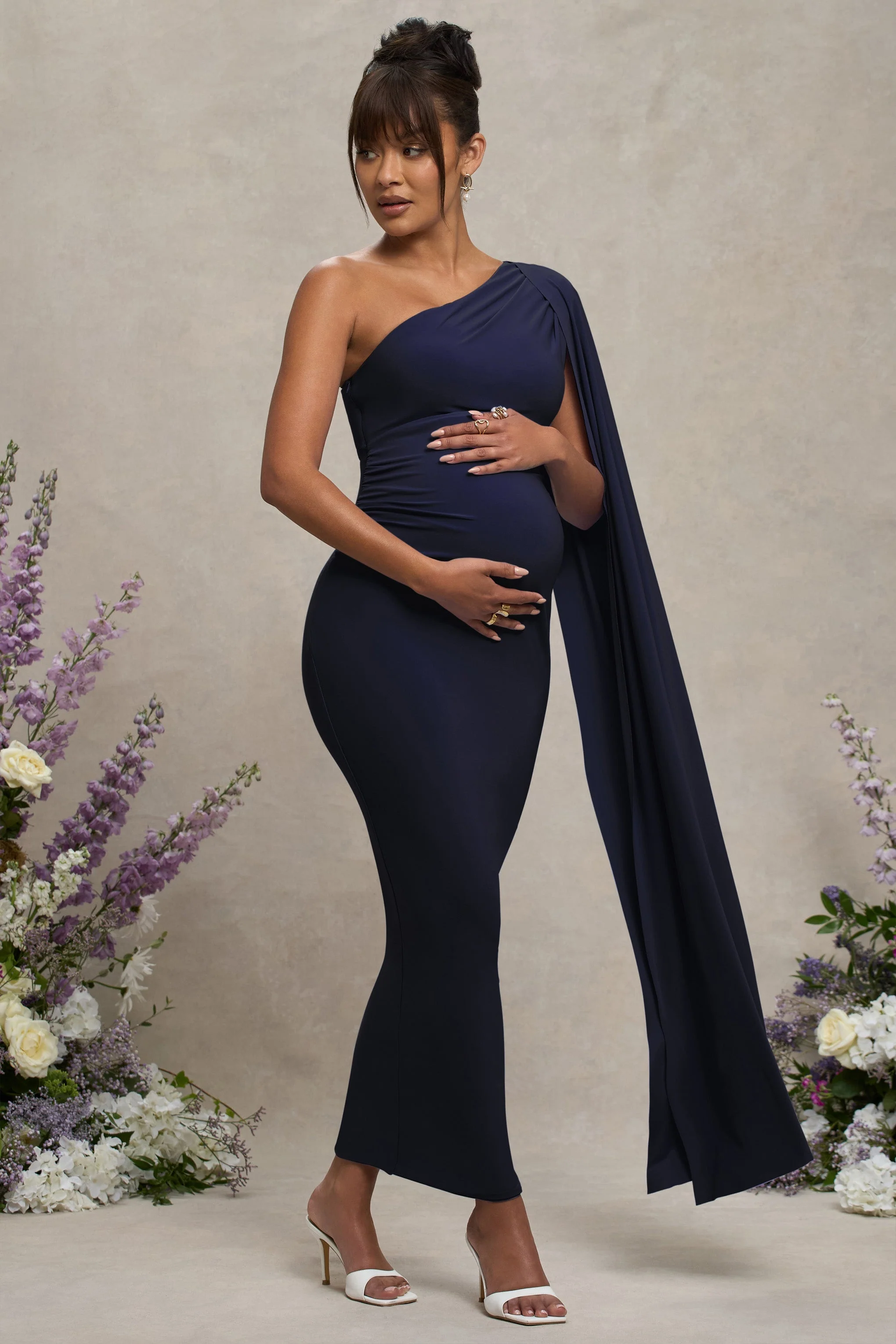 Amaryllis | Robe longue de maternité bleu marine une épaule avec manche cape - Image 5