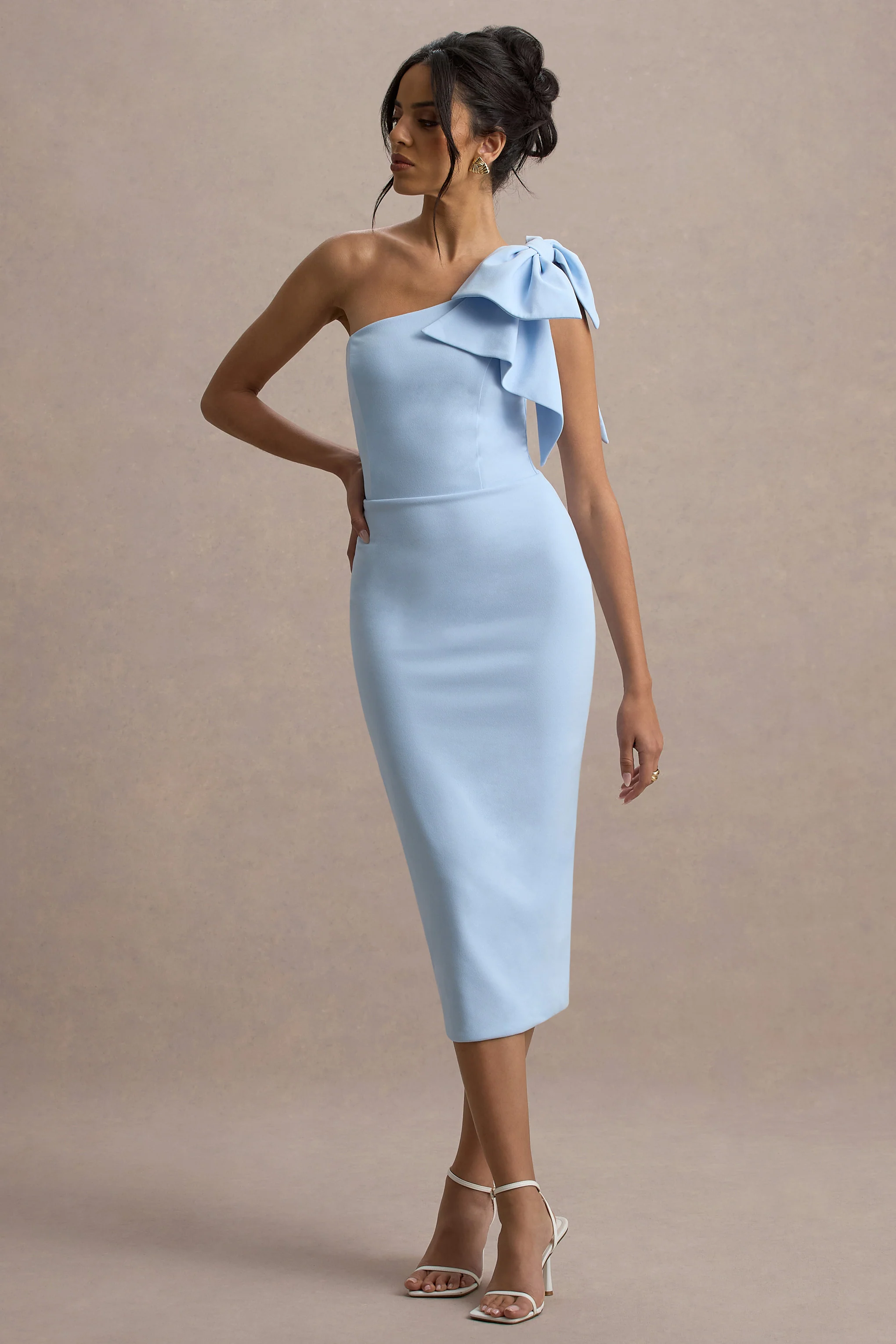 Ambretta | Robe mi-longue bleu poudré à une épaule avec nœud - Image 4
