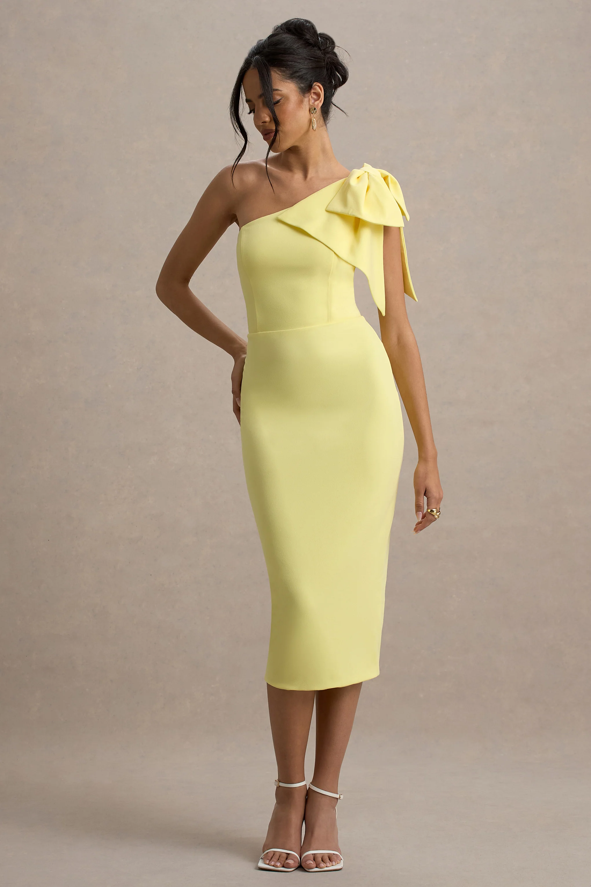 Ambretta | Robe mi-longue jaune citron à une épaule avec nœud - Image 3