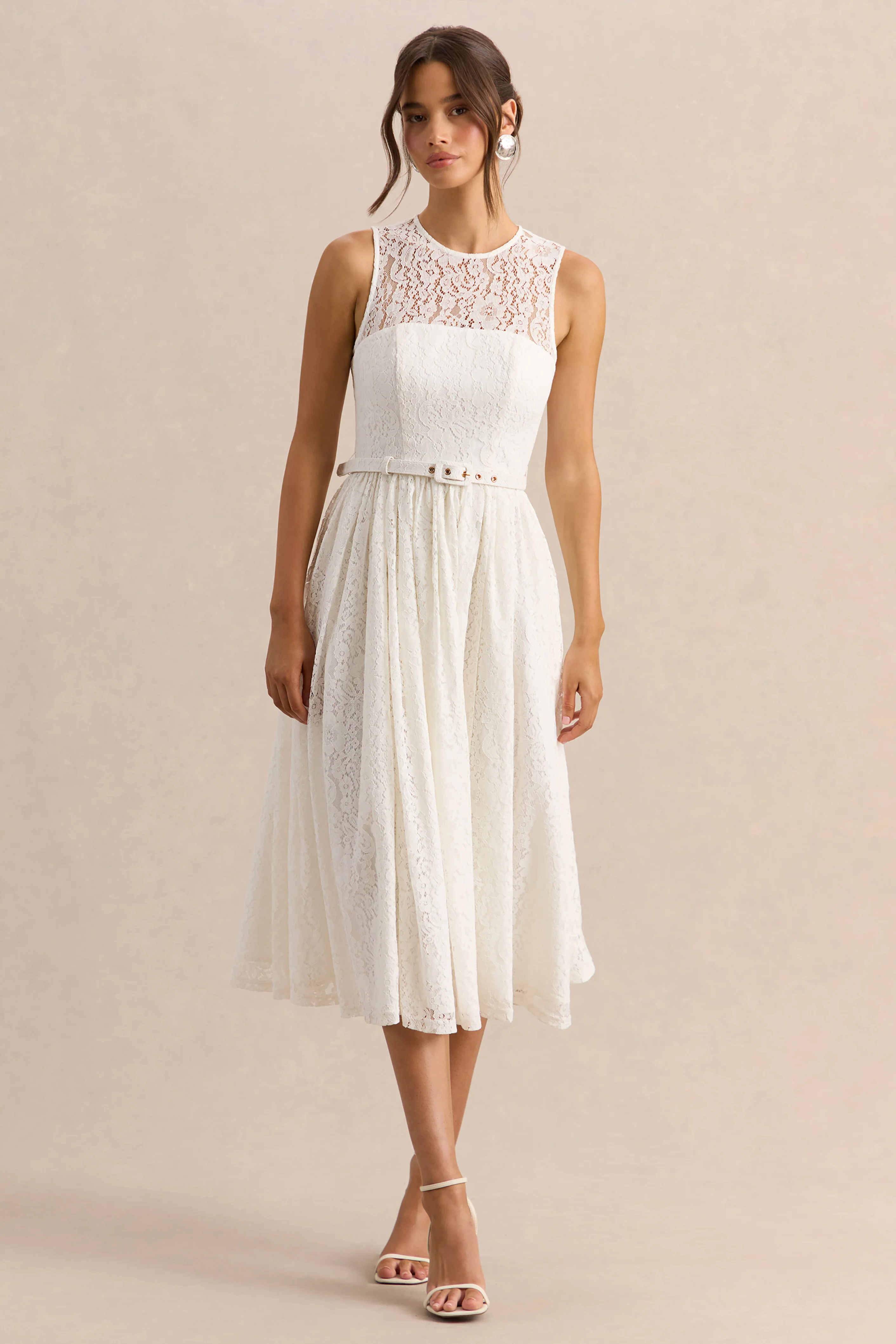 Anabella | Robe mi-longue blanche en dentelle à encolure haute avec ceinture
