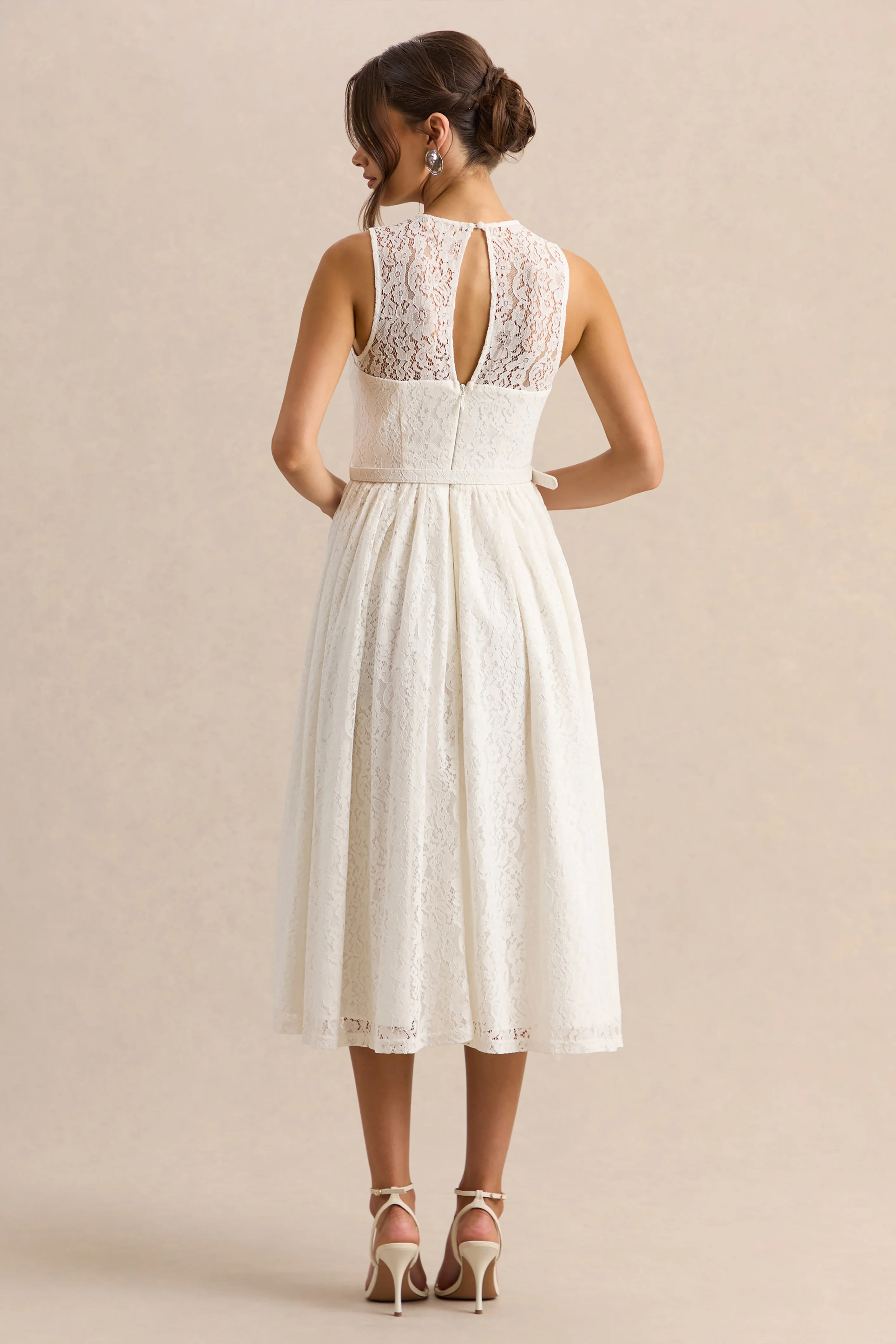 Anabella | Robe mi-longue blanche en dentelle à encolure haute avec ceinture - Image 2