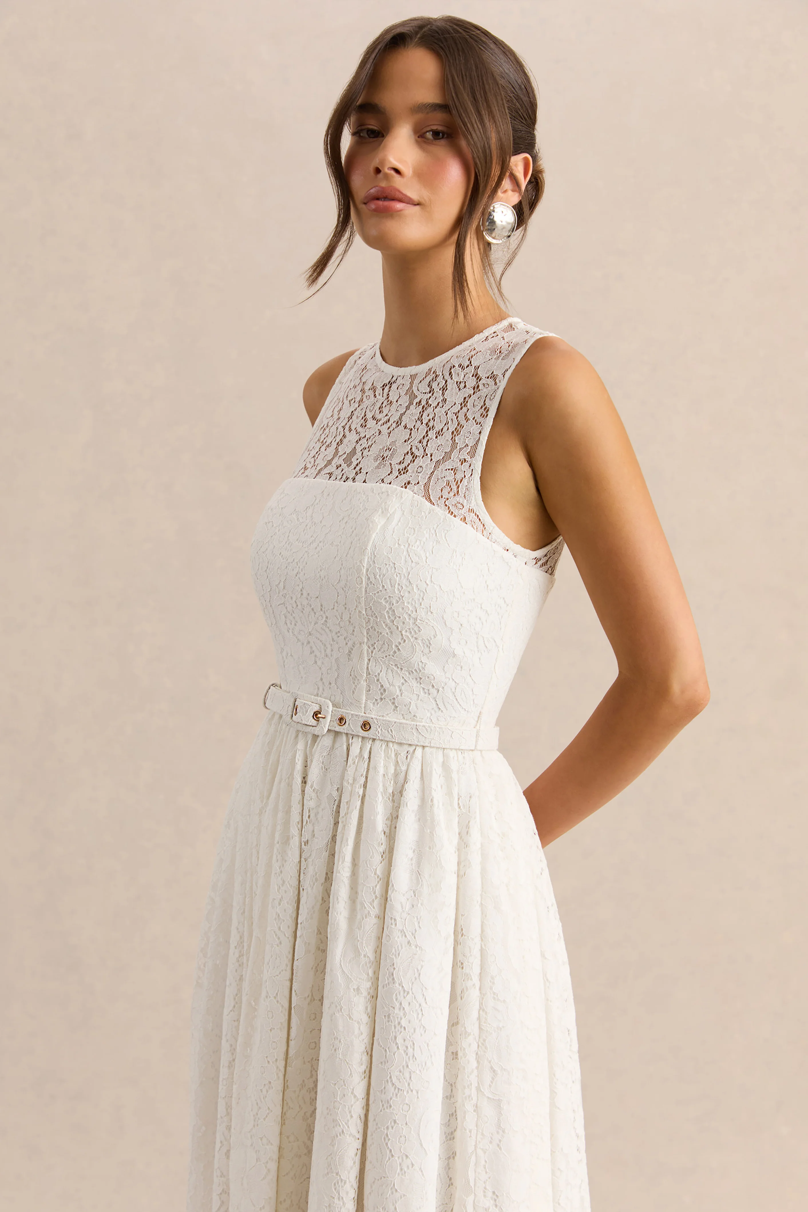 Anabella | Robe mi-longue blanche en dentelle à encolure haute avec ceinture - Image 3