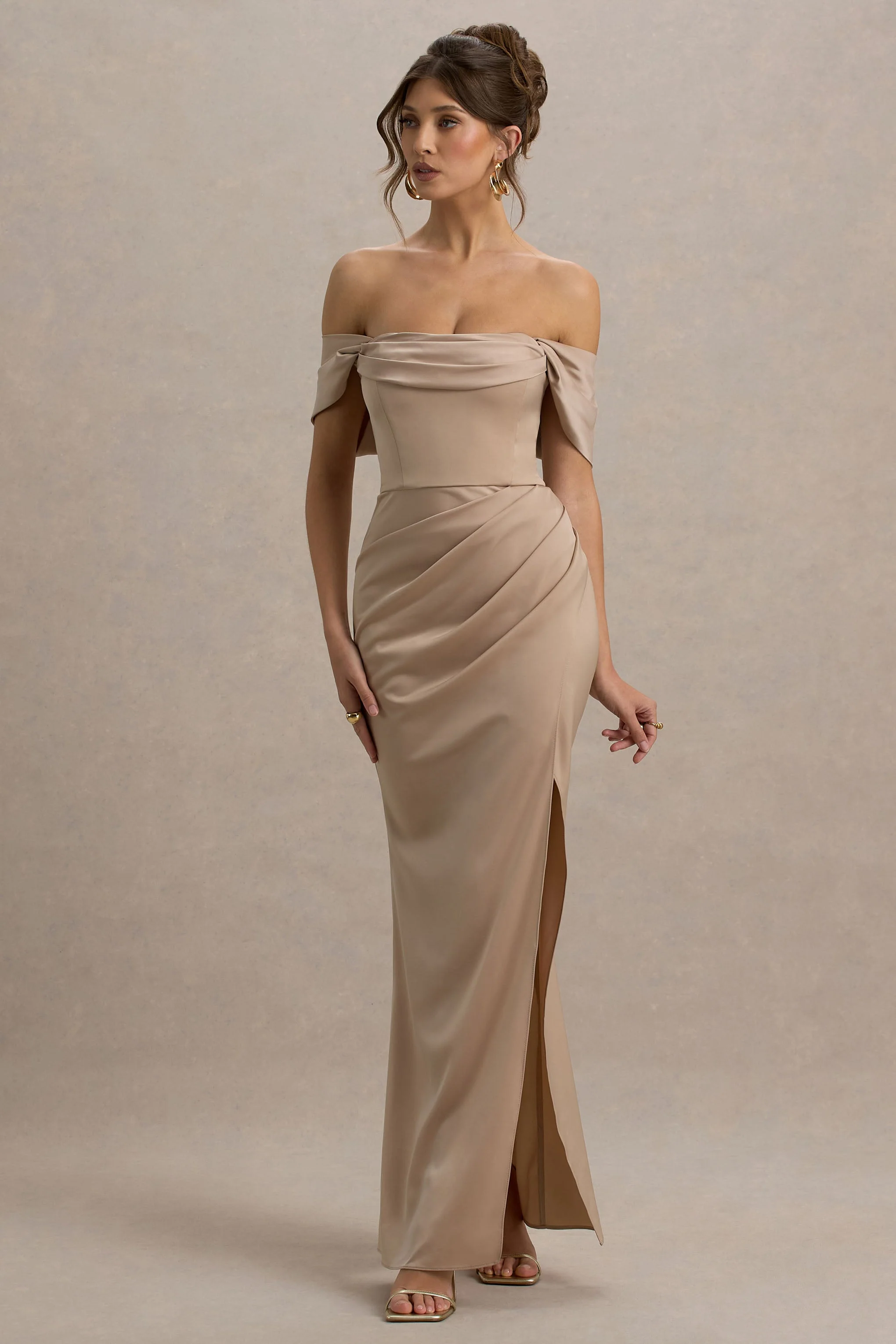 Annie | Robe Longue Champagne en Satin à Décolleté Bardot avec Jupe Drapée à Fente - Image 4