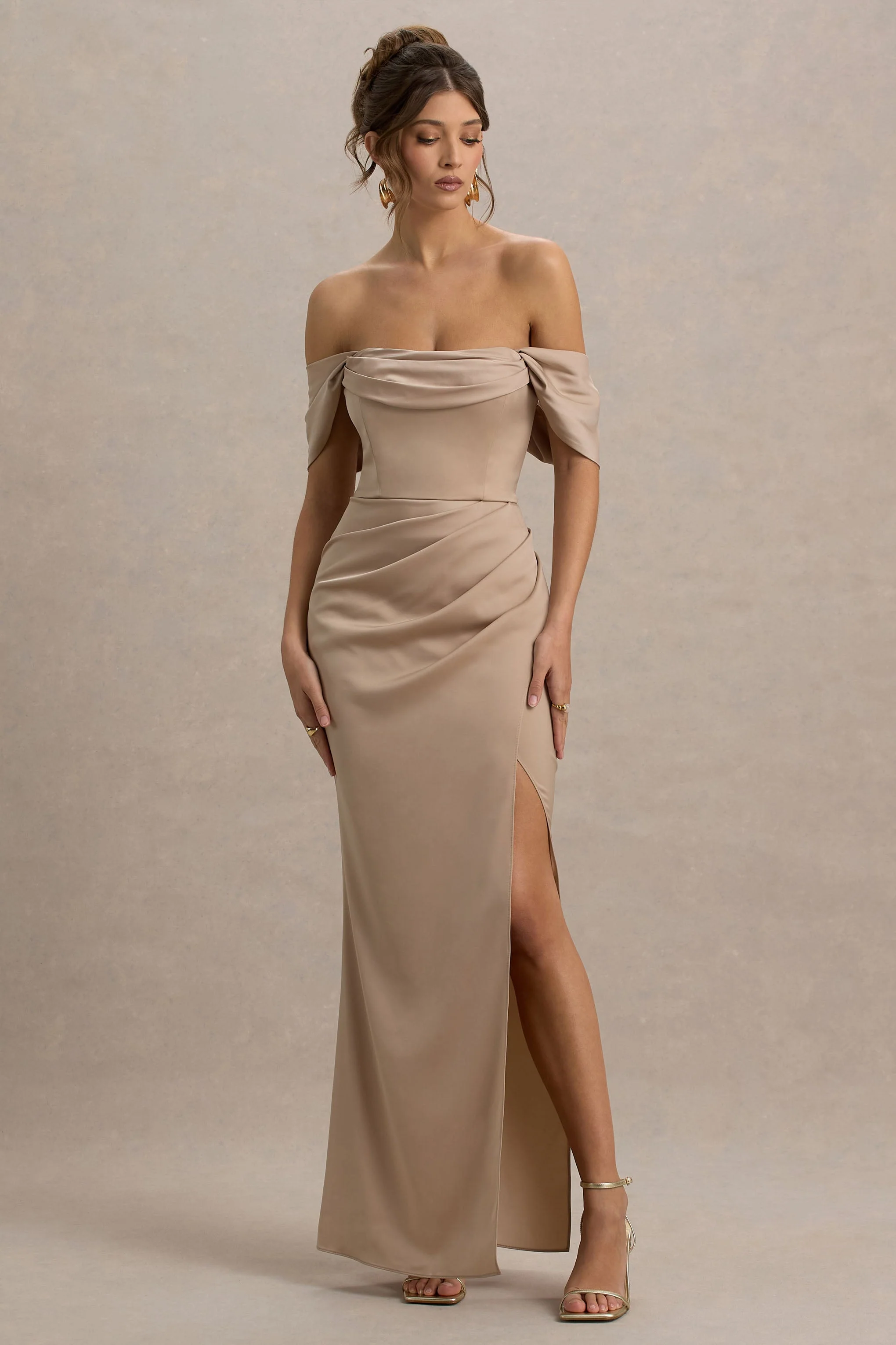 Annie | Robe Longue Champagne en Satin à Décolleté Bardot avec Jupe Drapée à Fente - Image 5