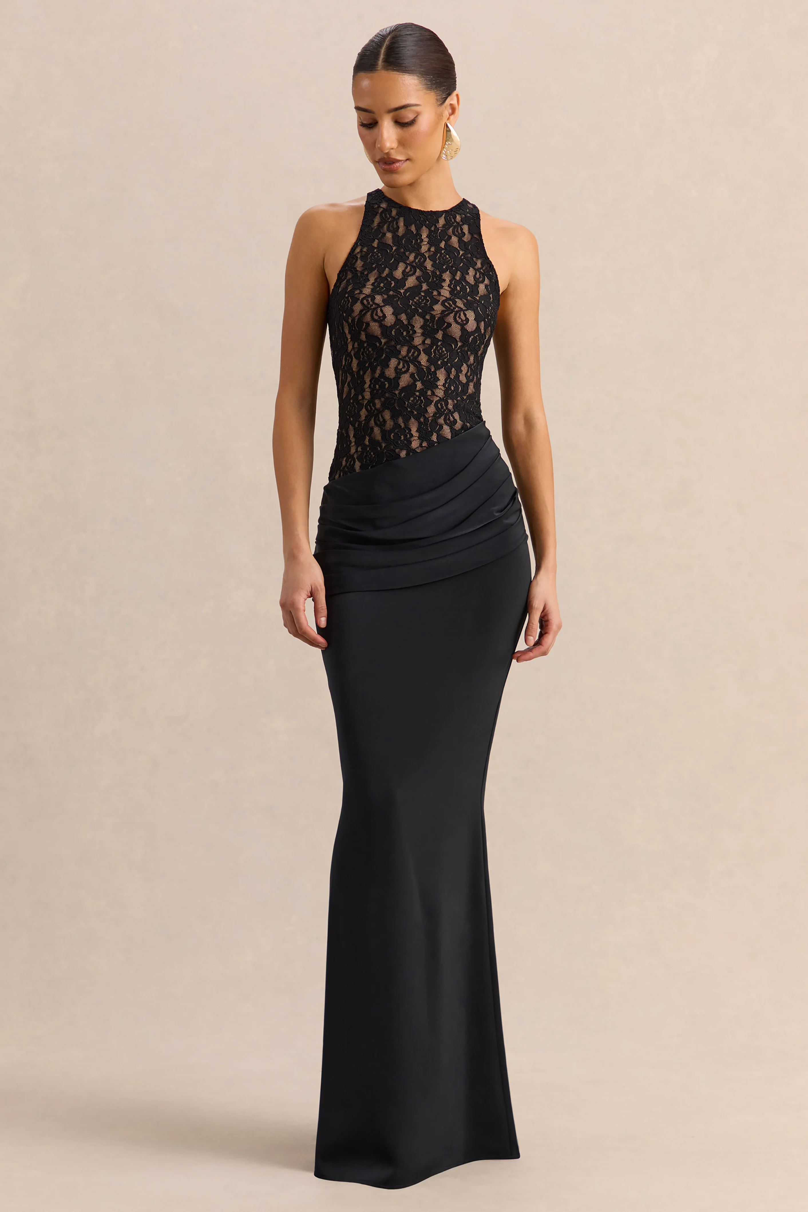 Anthelia | Robe longue noire en dentelle et satin à encolure nageur avec détail drapé