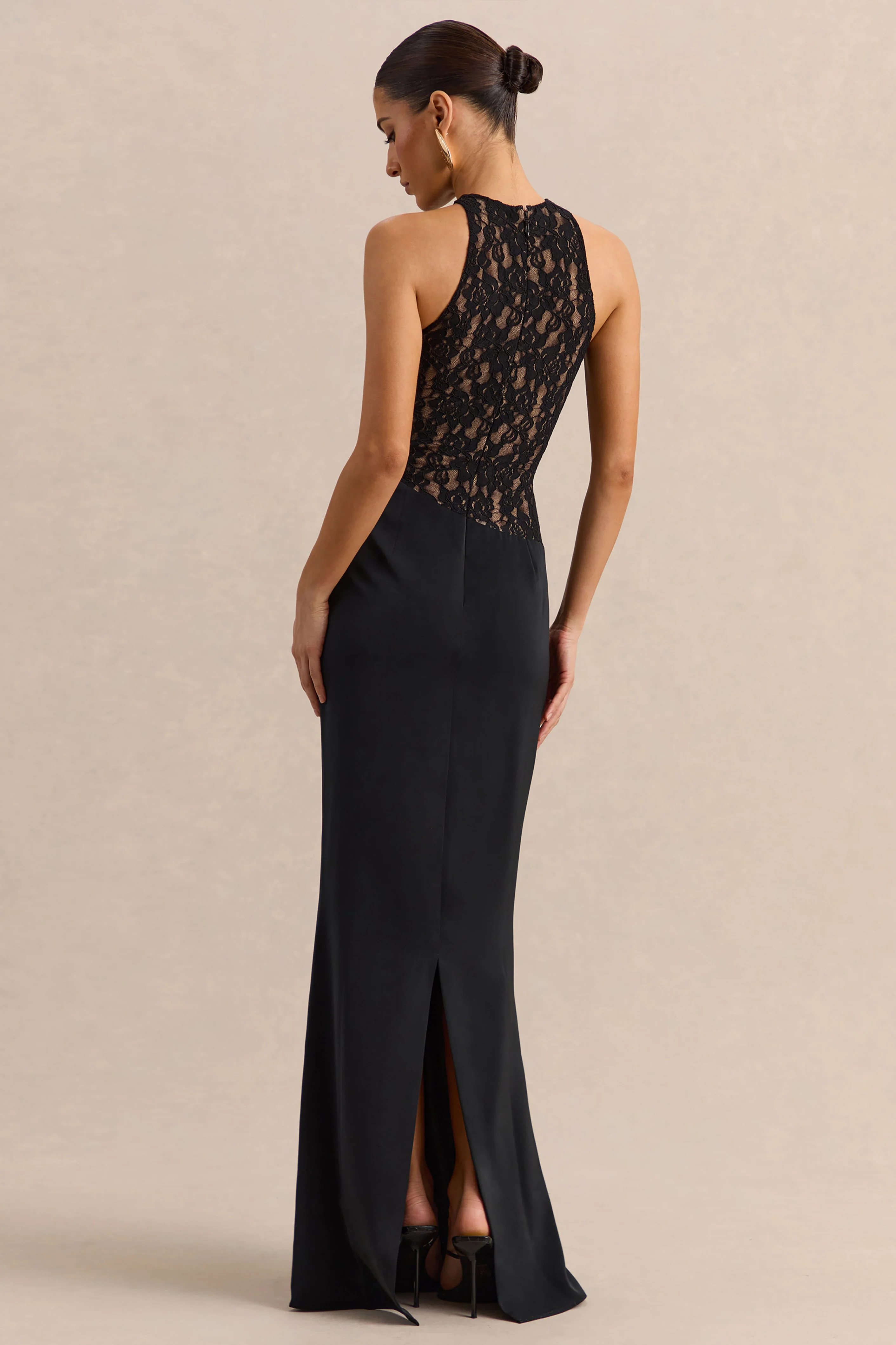 Anthelia | Robe longue noire en dentelle et satin à encolure nageur avec détail drapé - Image 2
