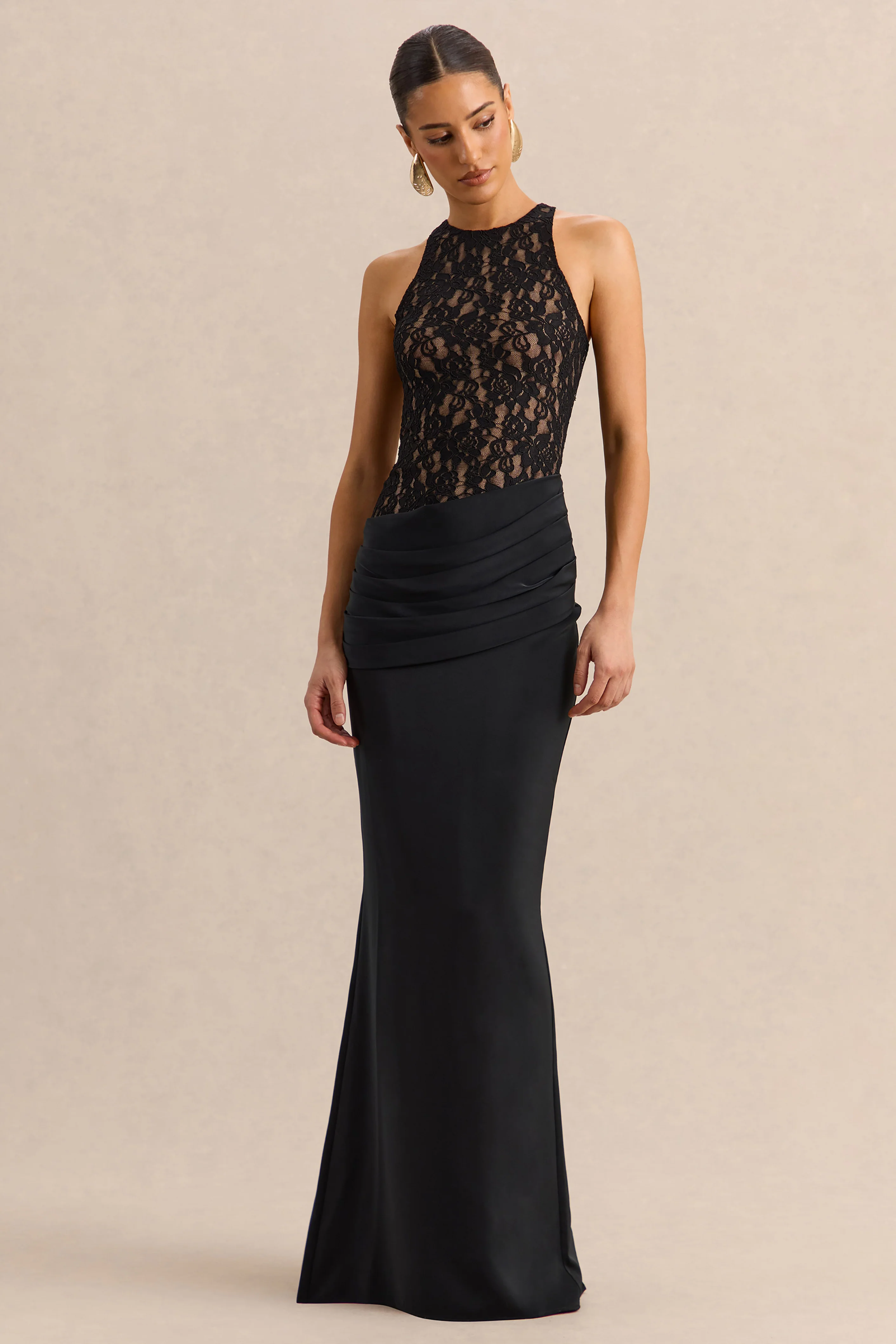 Anthelia | Robe longue noire en dentelle et satin à encolure nageur avec détail drapé - Image 4
