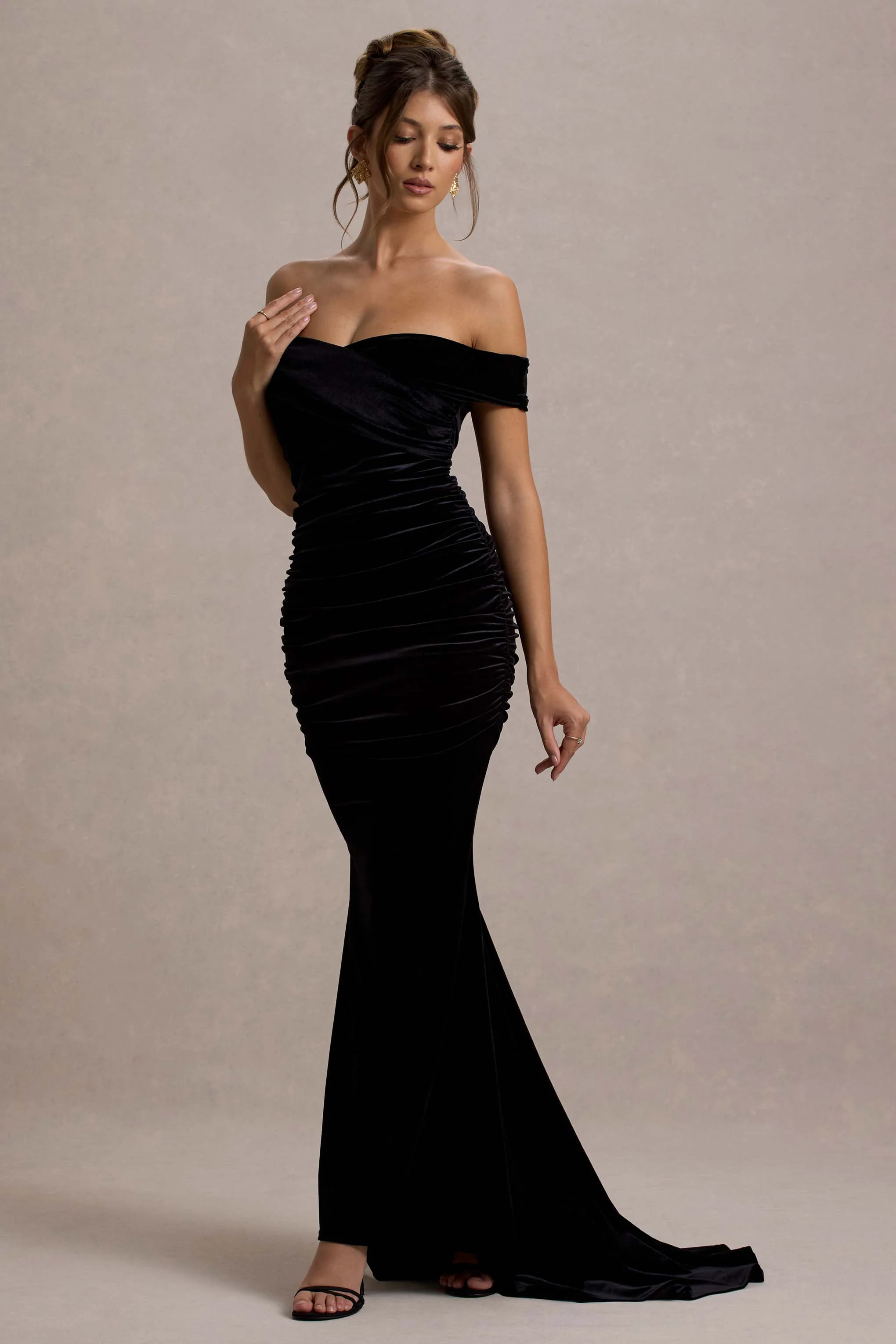 Apolline | Robe longue en velours noir à épaules dénudées et queue de poisson froncée - Image 4