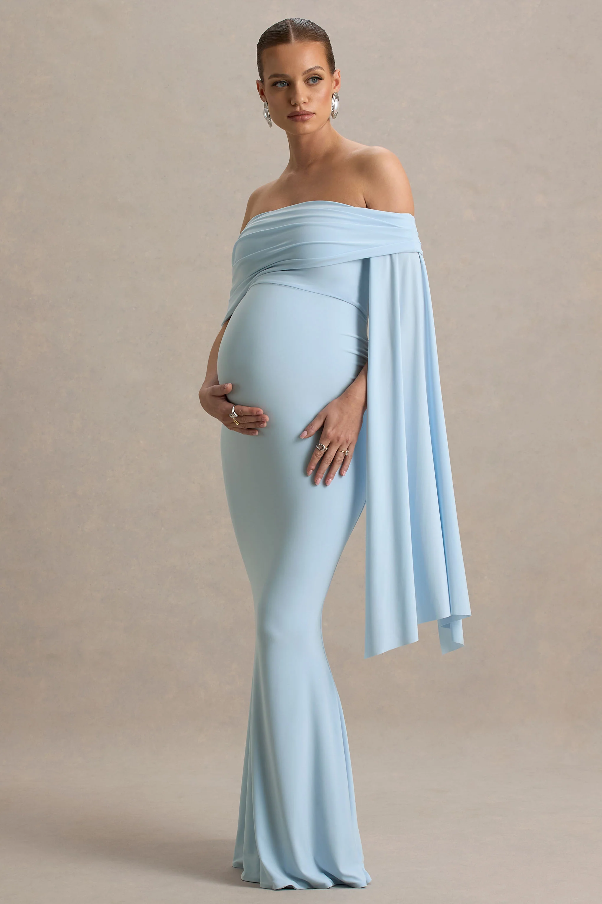 Aquila | Robe de maternité longue bardot bleu poudré avec manche drapée - Image 4