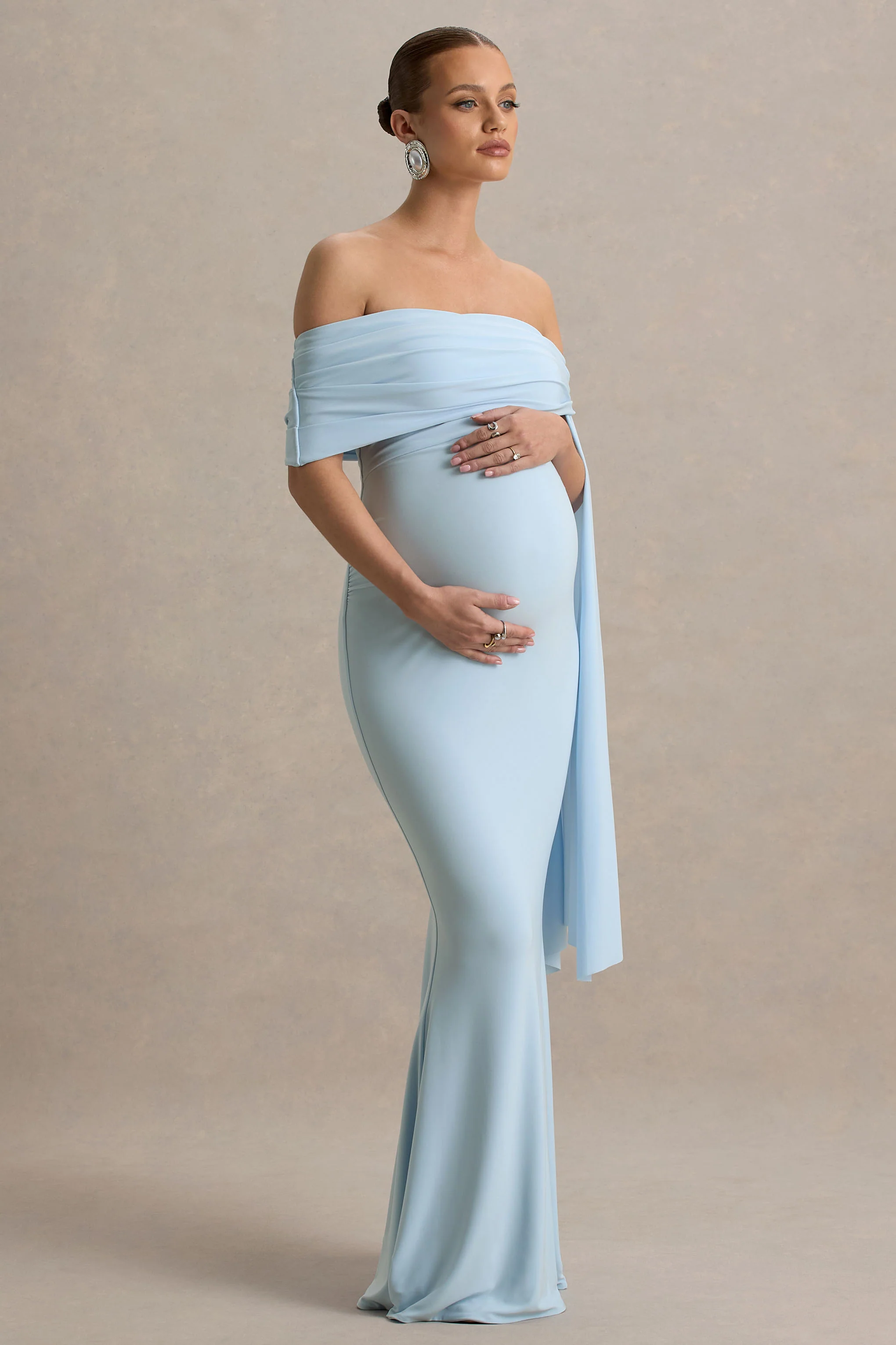 Aquila | Robe de maternité longue bardot bleu poudré avec manche drapée - Image 5