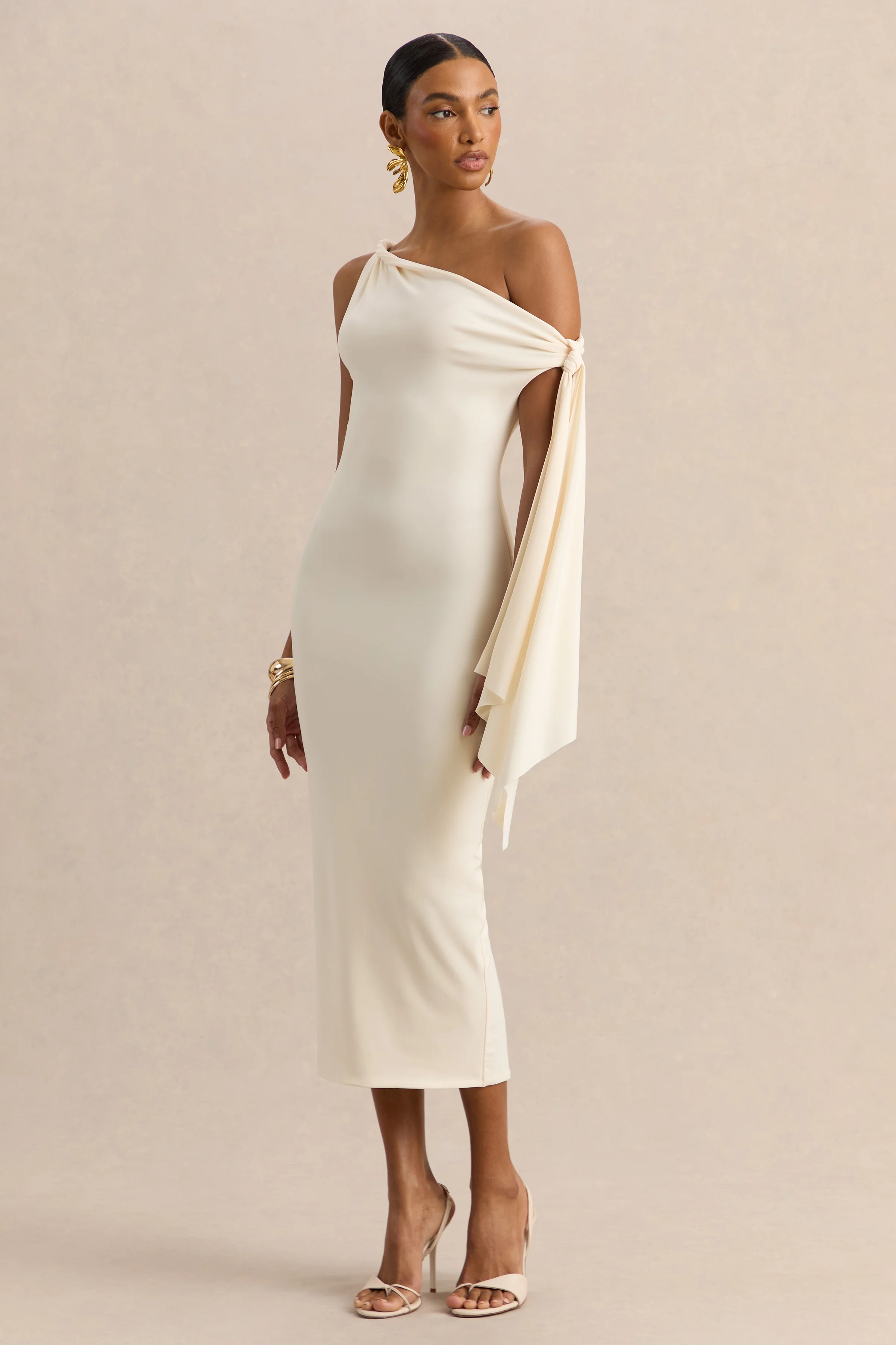Arcelia | Robe mi-longue crème à encolure asymétrique avec détail de manche noué