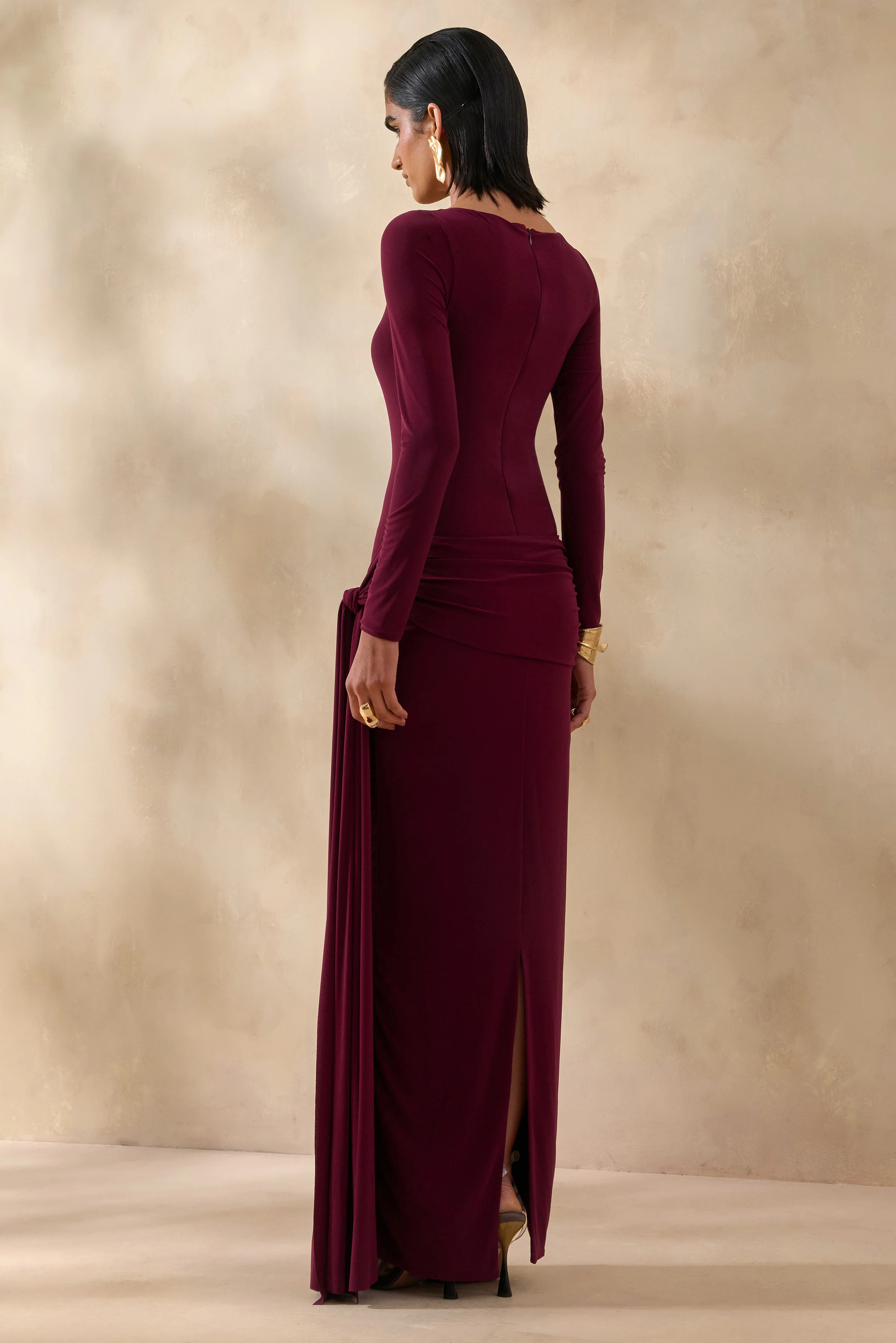 Astrielle | Robe longue bordeaux à encolure ronde avec détail doré et ceinture - Image 2