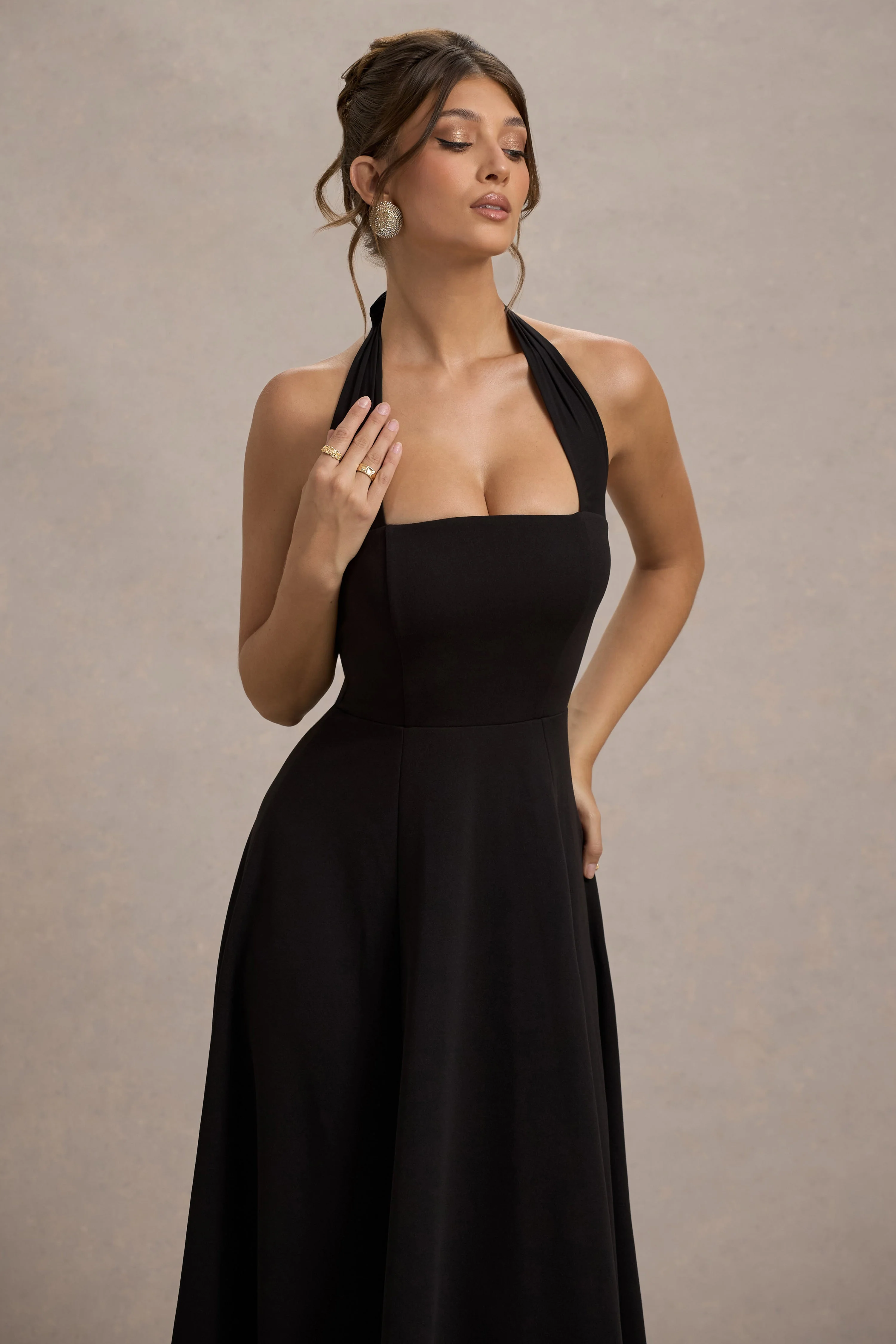 Auburn | Robe mi-longue noire à halter et jupe patineuse - Image 3
