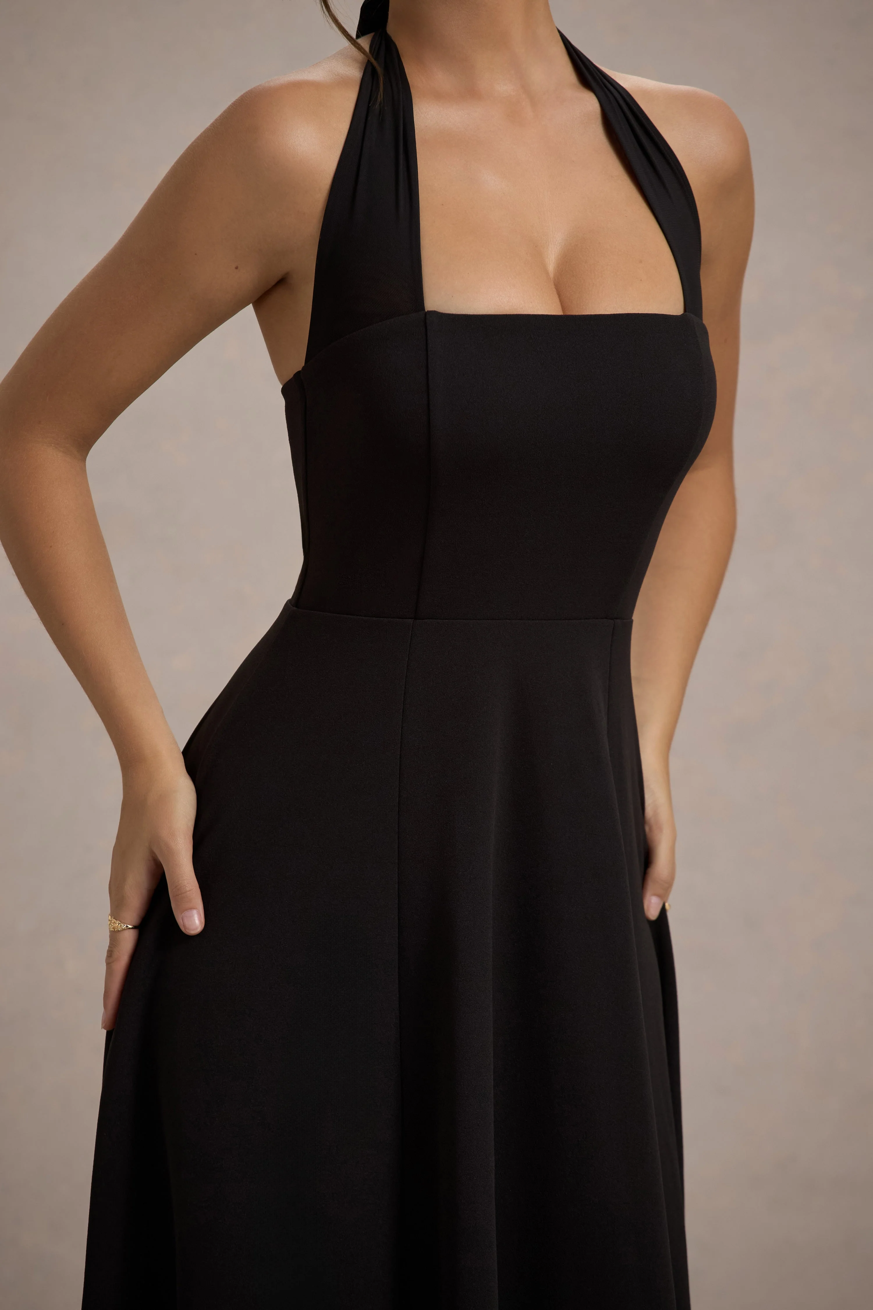 Auburn | Robe mi-longue noire à halter et jupe patineuse - Image 4