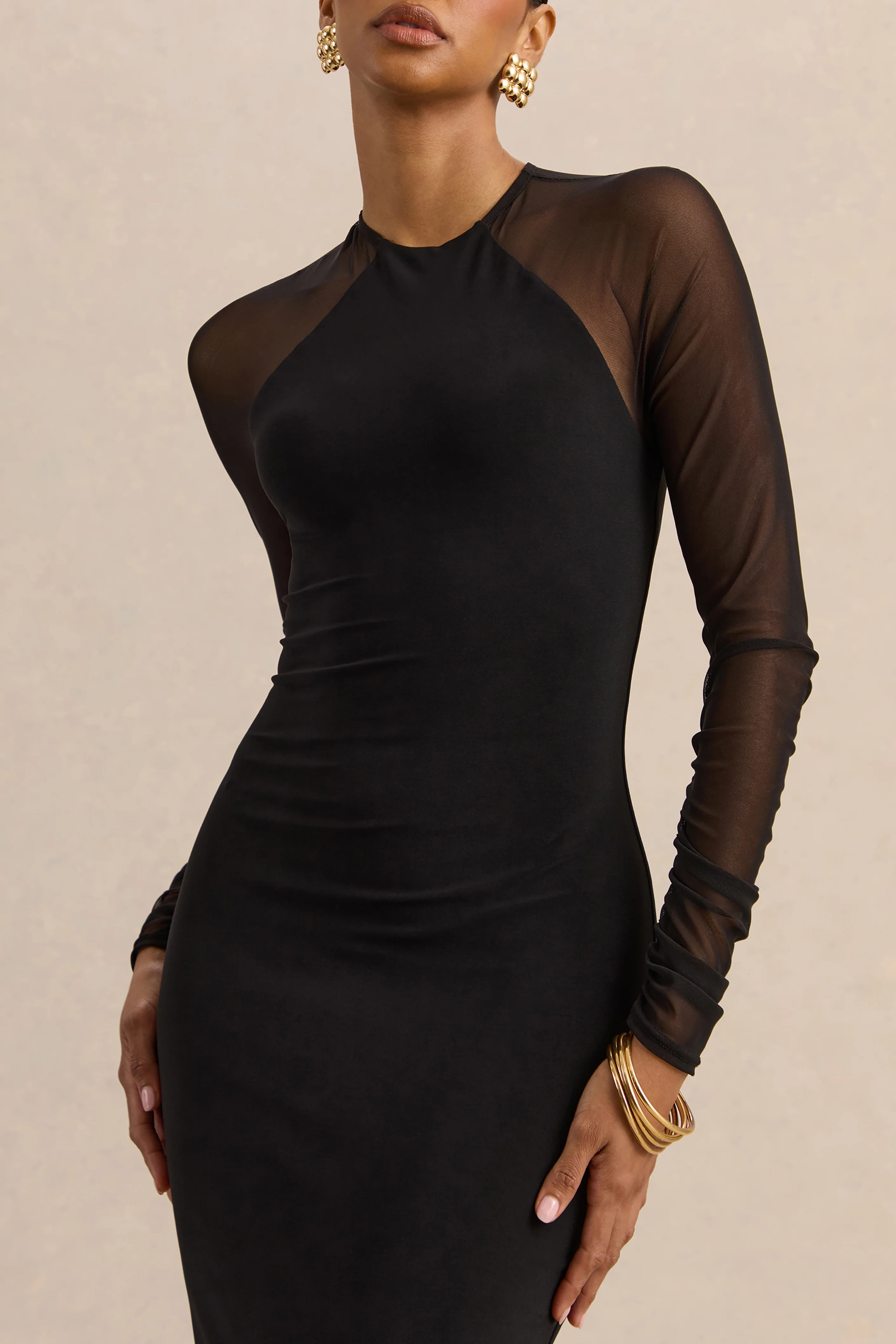 Aurevia | Robe mi-longue noire à encolure haute avec manches longues en mesh - Image 3