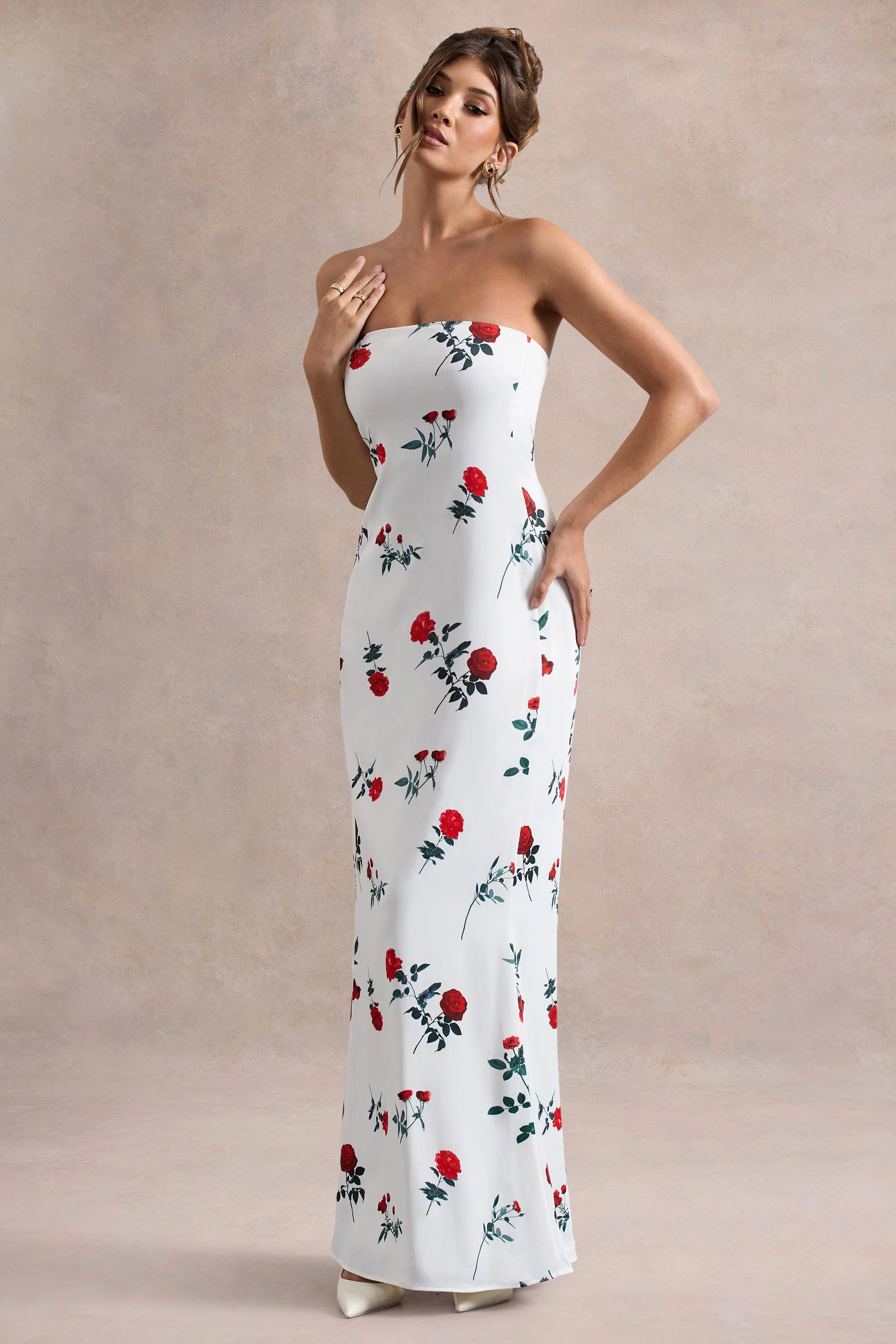 Azra | Robe longue  en satin à imprimé floral et décolleté bandeau - Image 5