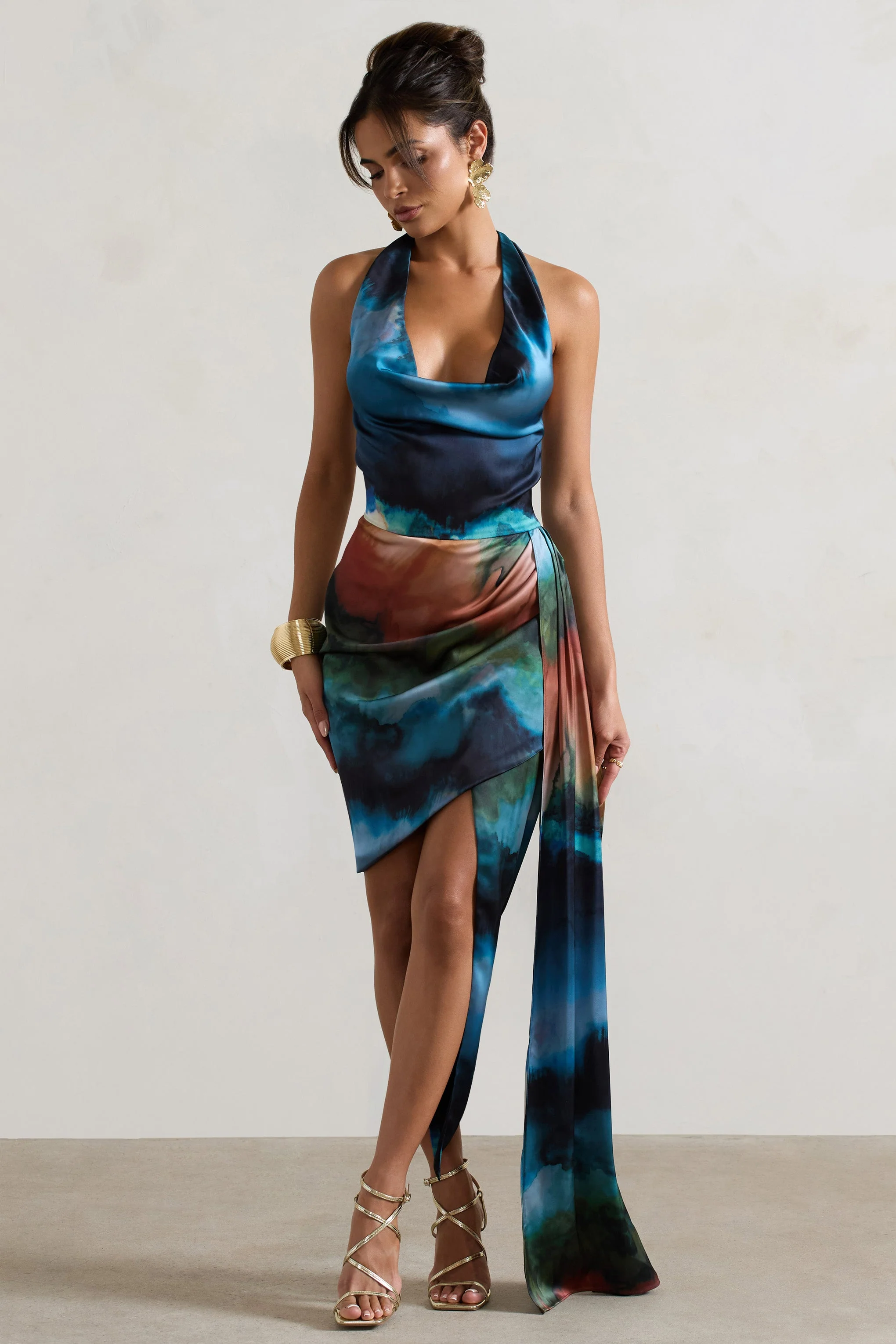 Bali | Robe mi-longue en satin à imprimé flou bleu avec décolleté bénitier drapé. - Image 4