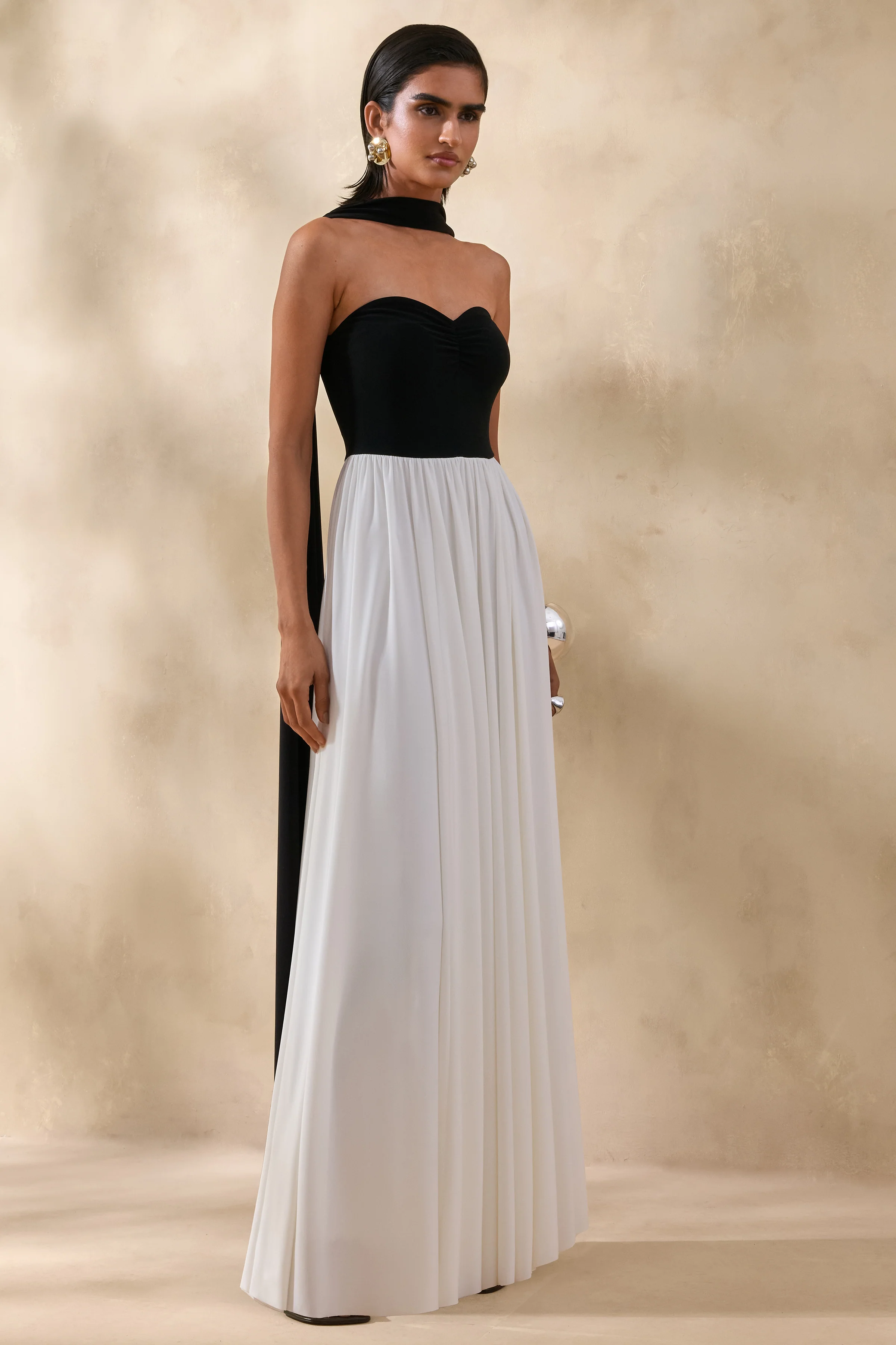 Beamora | Robe longue bandeau noire et blanche avec cape