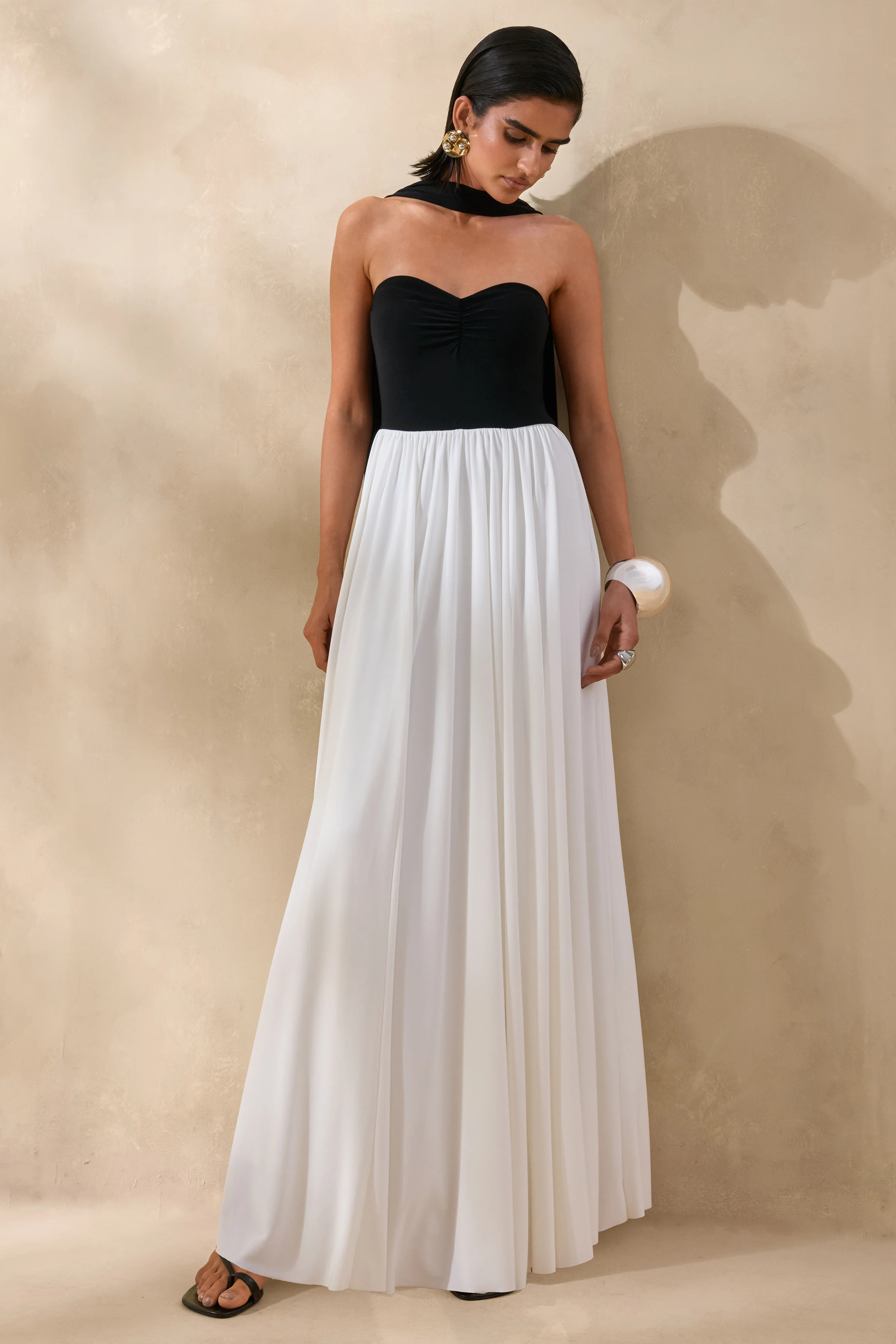 Beamora | Robe longue bandeau noire et blanche avec cape - Image 3