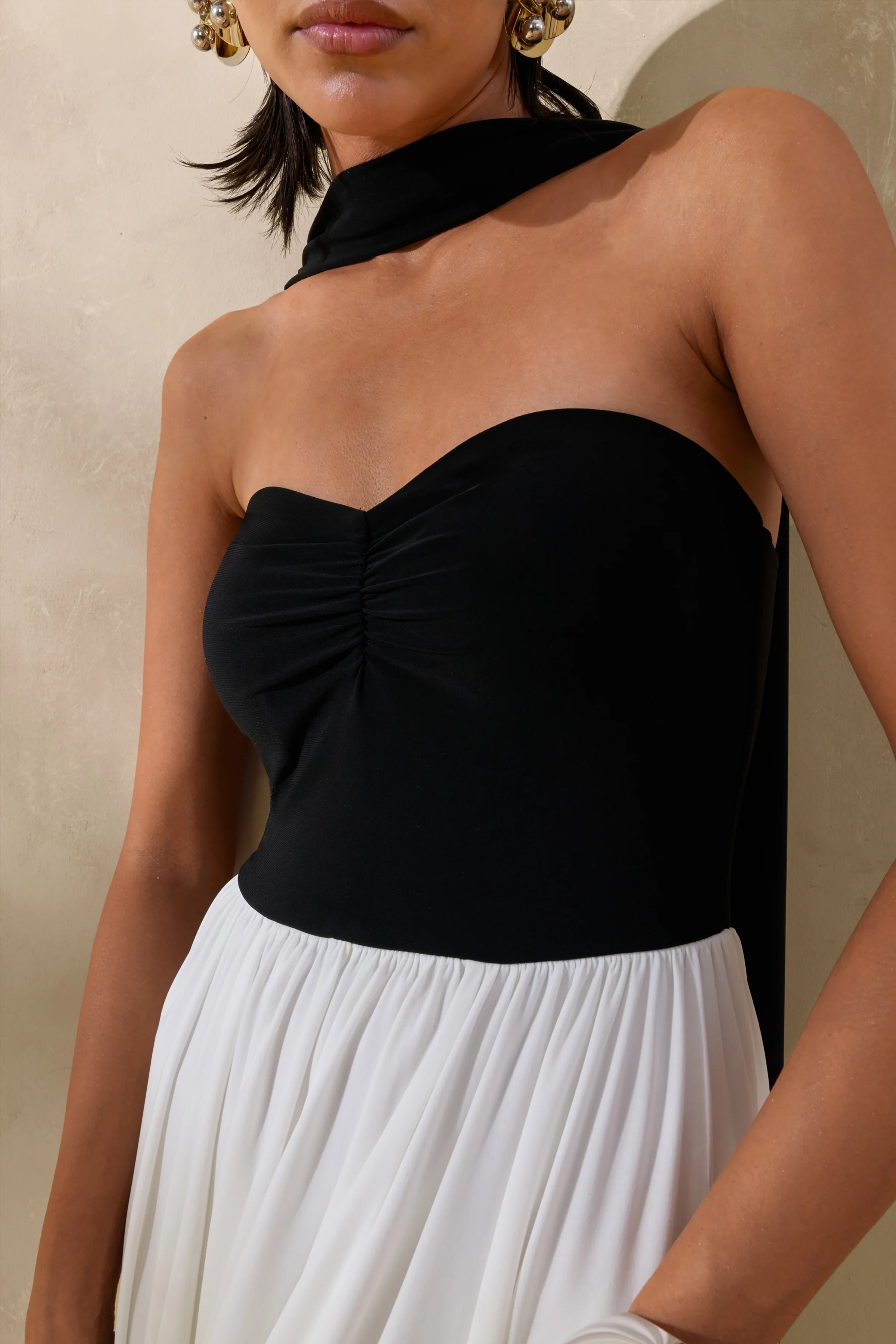 Beamora | Robe longue bandeau noire et blanche avec cape - Image 4