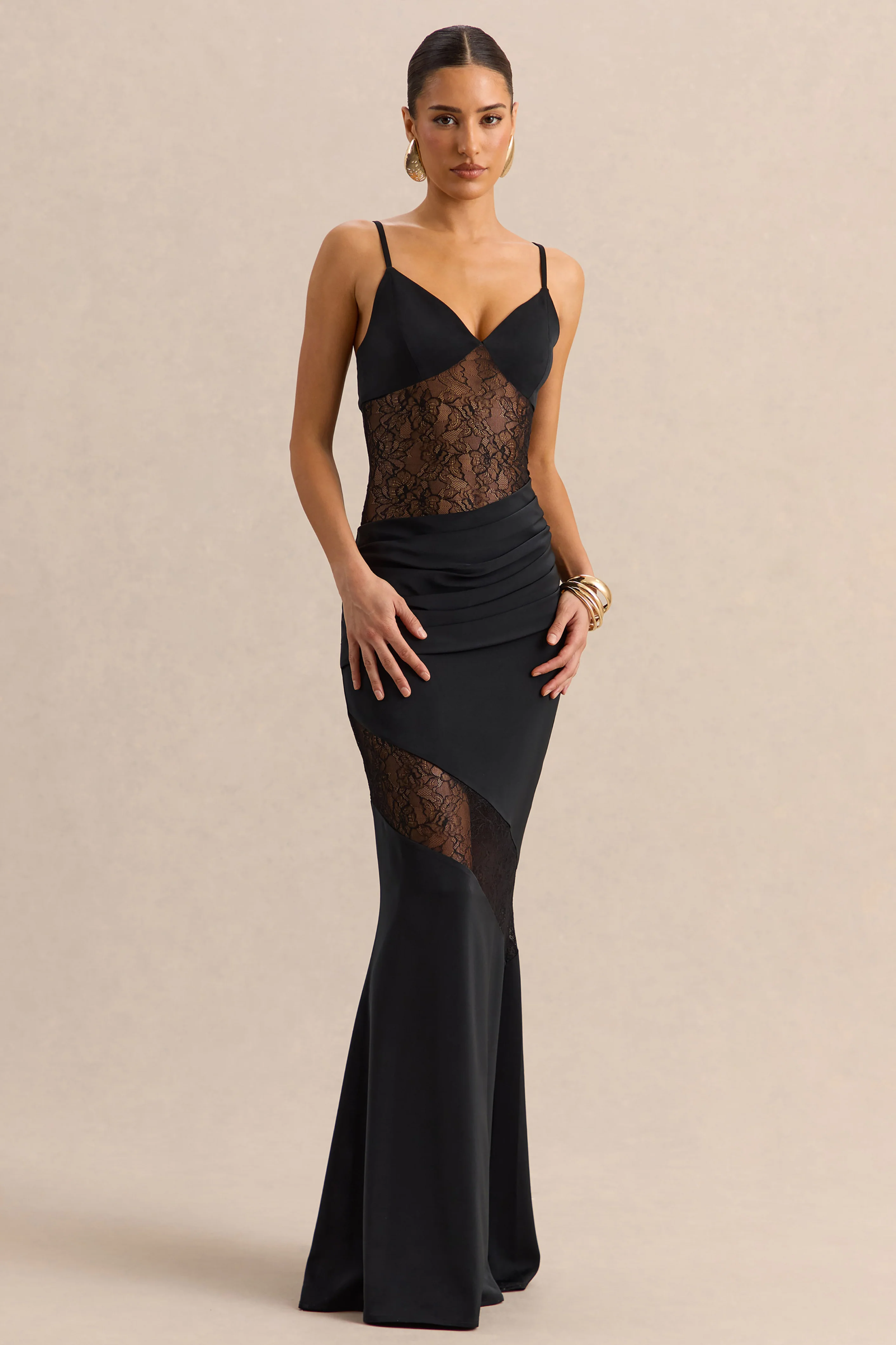 Belvair | Robe longue noire en satin et dentelle avec détail drapé