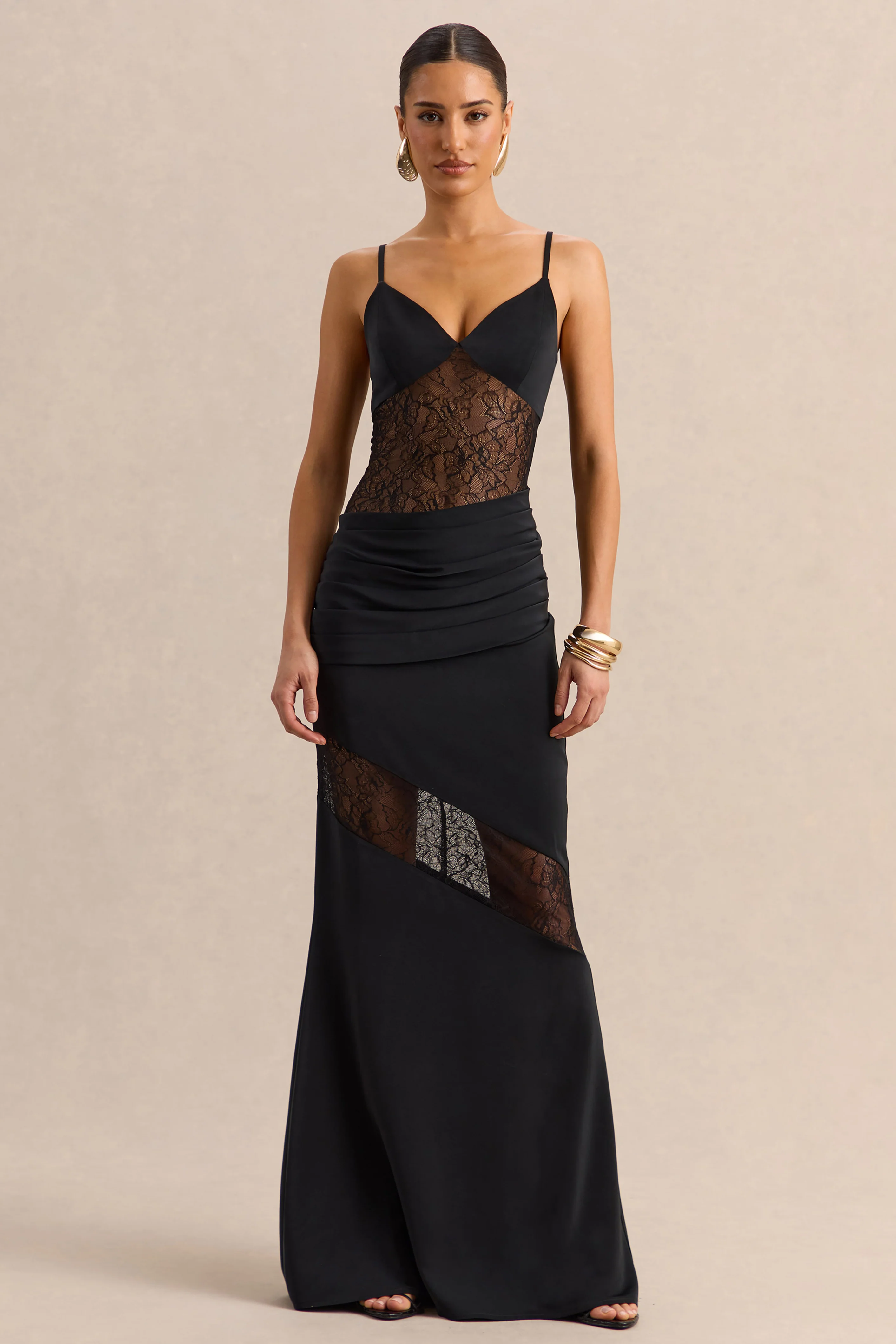 Belvair | Robe longue noire en satin et dentelle avec détail drapé - Image 6