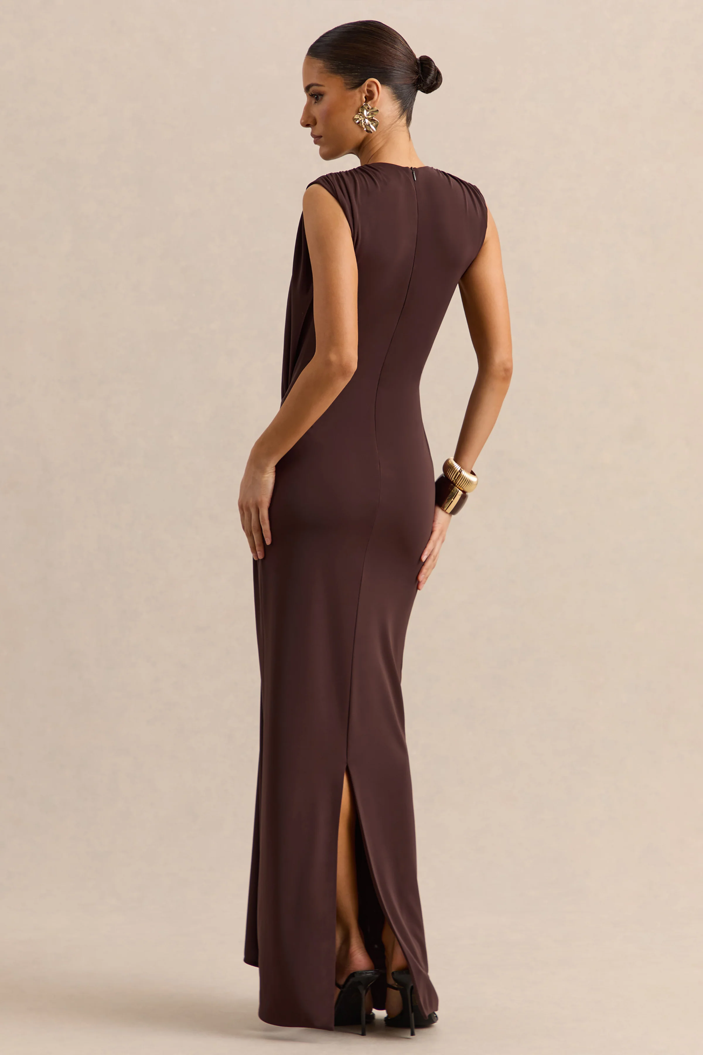 Blythia | Robe longue marron à encolure ronde avec détails froncés - Image 2