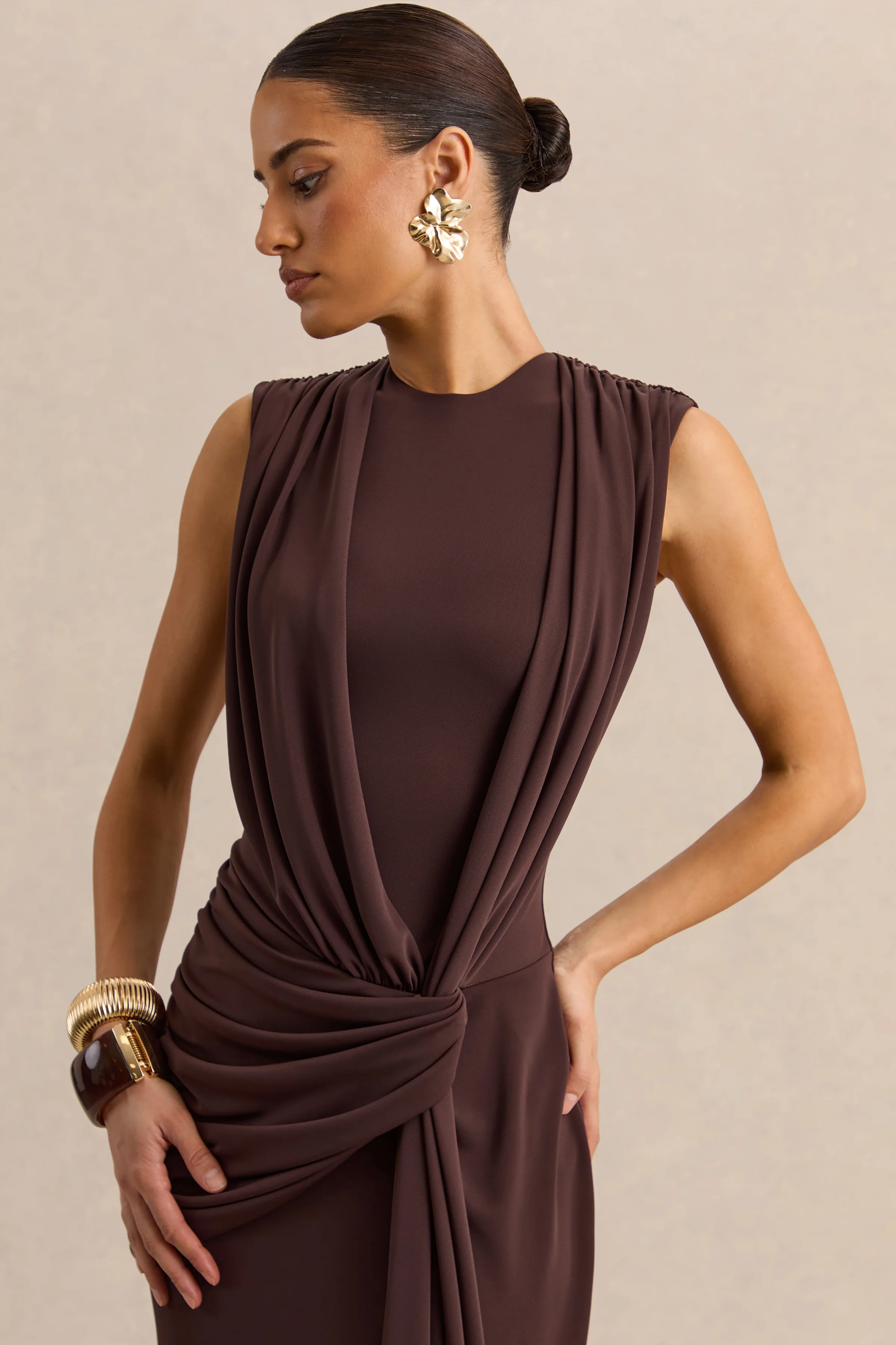Blythia | Robe longue marron à encolure ronde avec détails froncés - Image 3