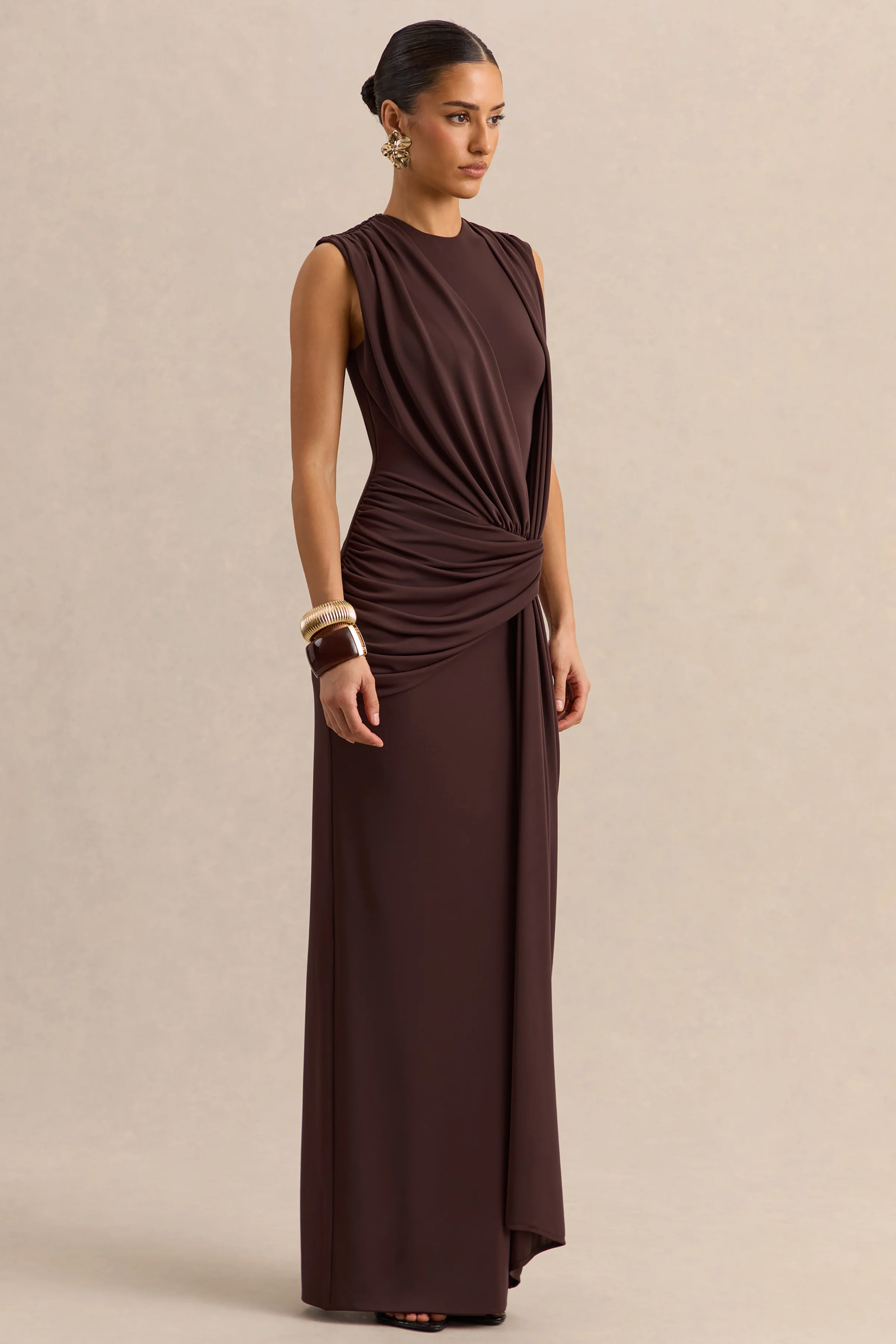 Blythia | Robe longue marron à encolure ronde avec détails froncés - Image 4