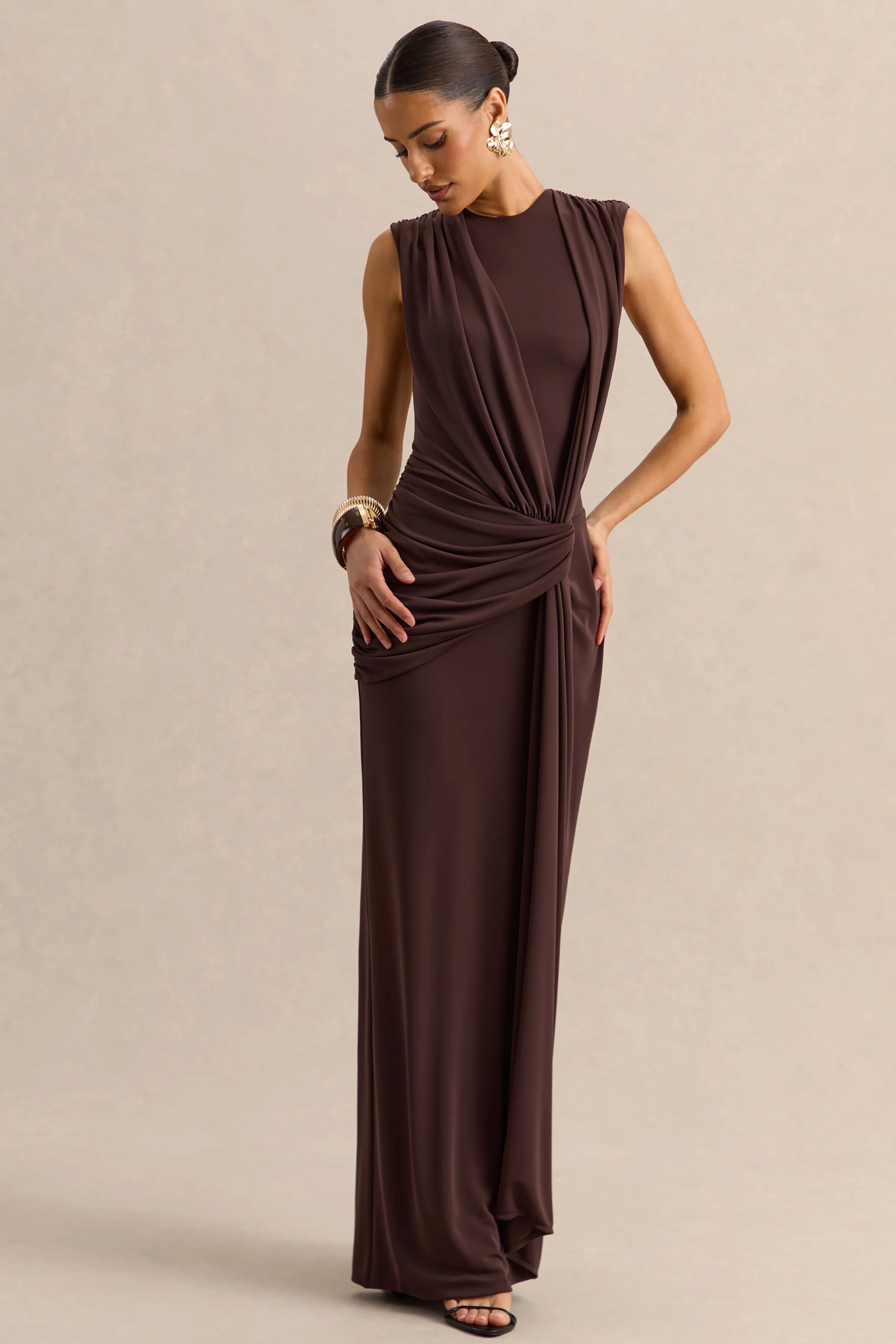 Blythia | Robe longue marron à encolure ronde avec détails froncés - Image 5