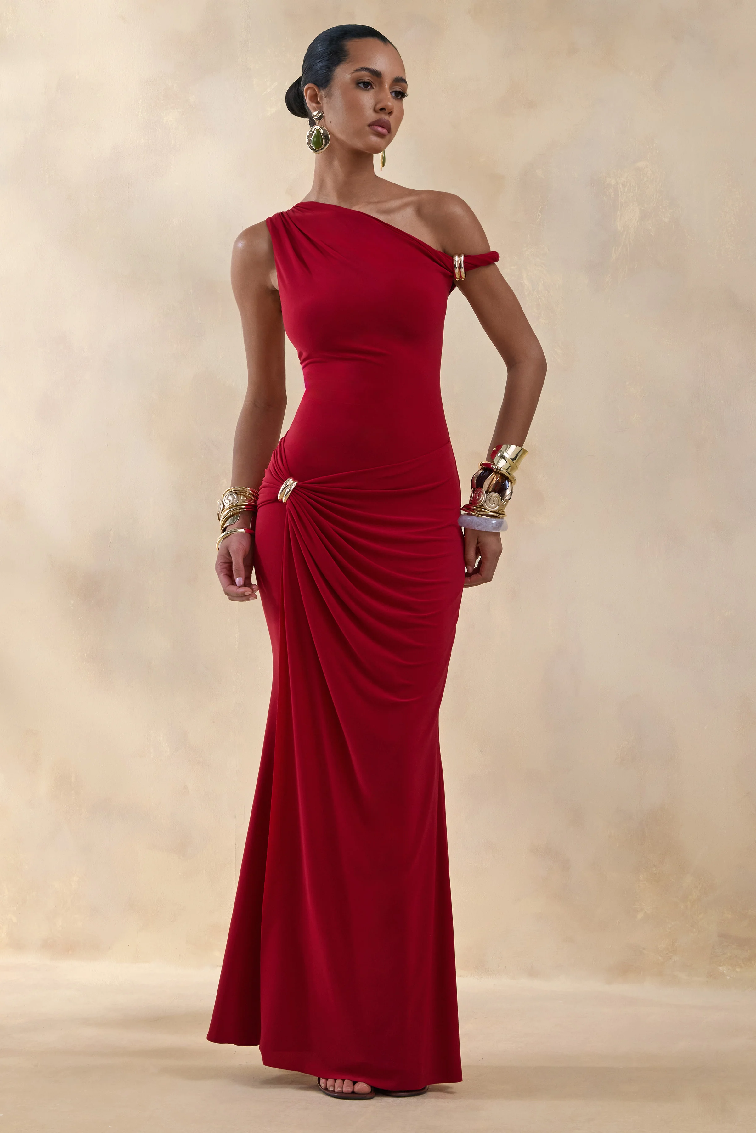Caelia | Robe longue rouge à encolure asymétrique avec détails dorés et écharpe - Image 4