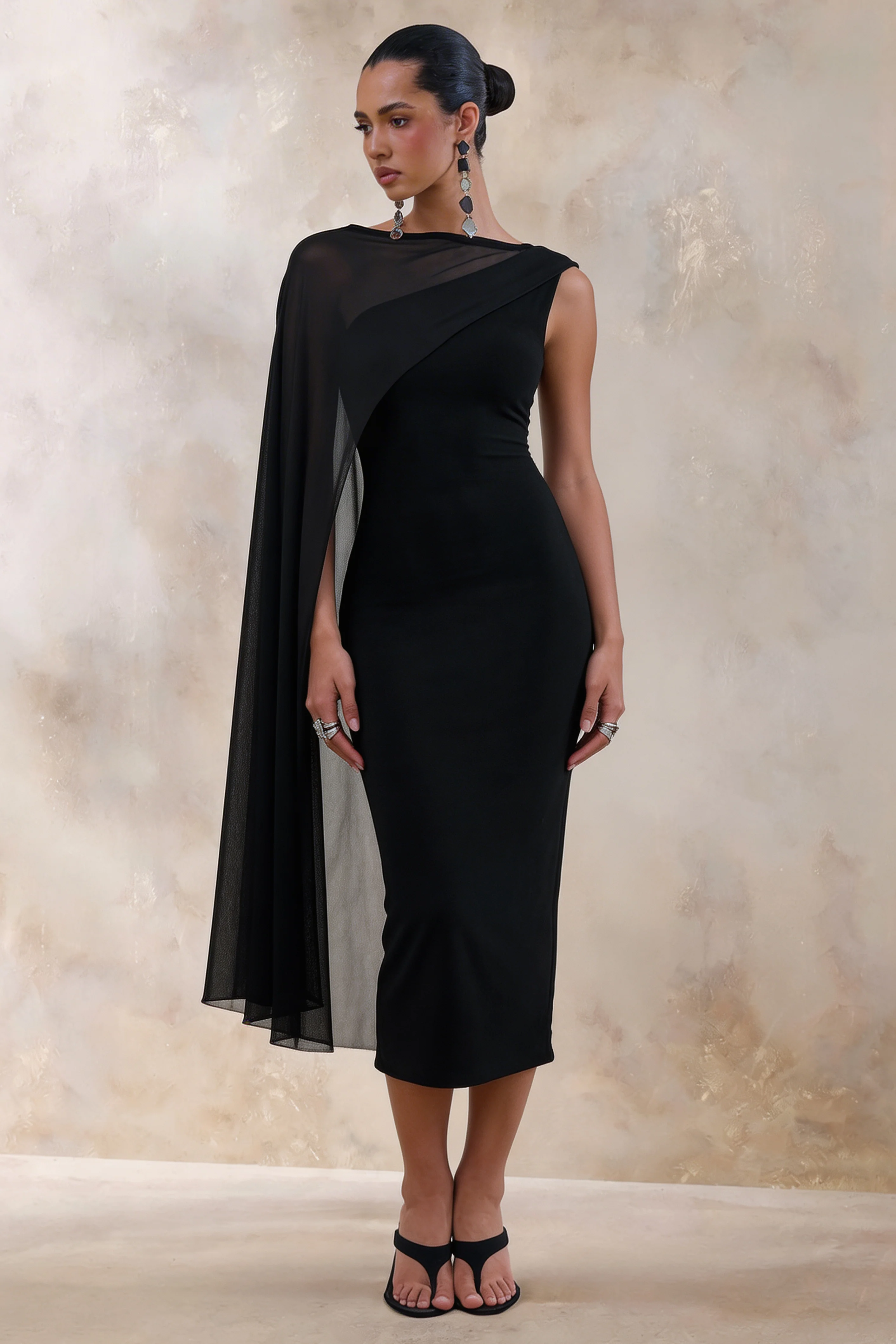 Caloria | Robe mi-longue noire à encolure asymétrique avec cape en mesh