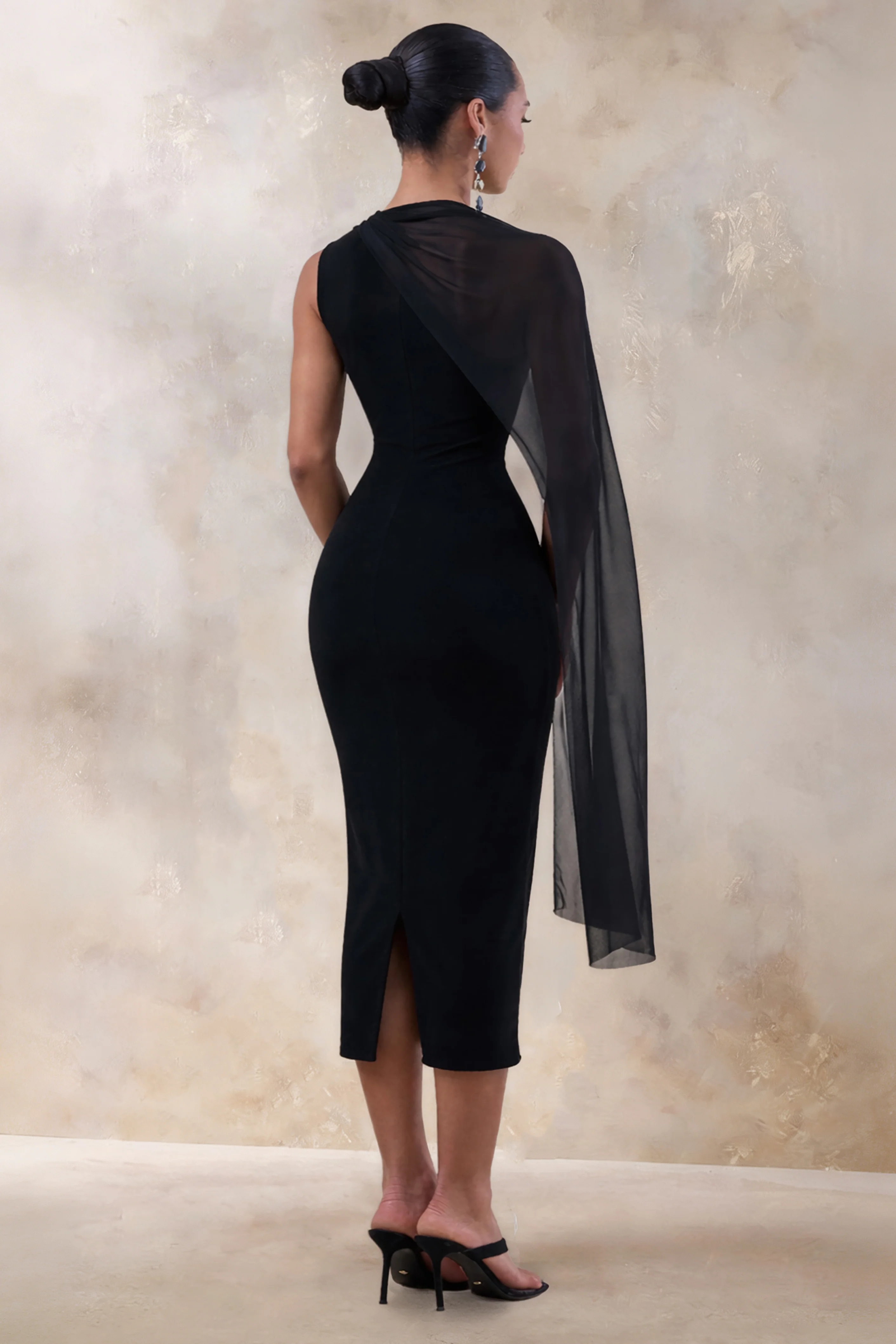 Caloria | Robe mi-longue noire à encolure asymétrique avec cape en mesh - Image 2