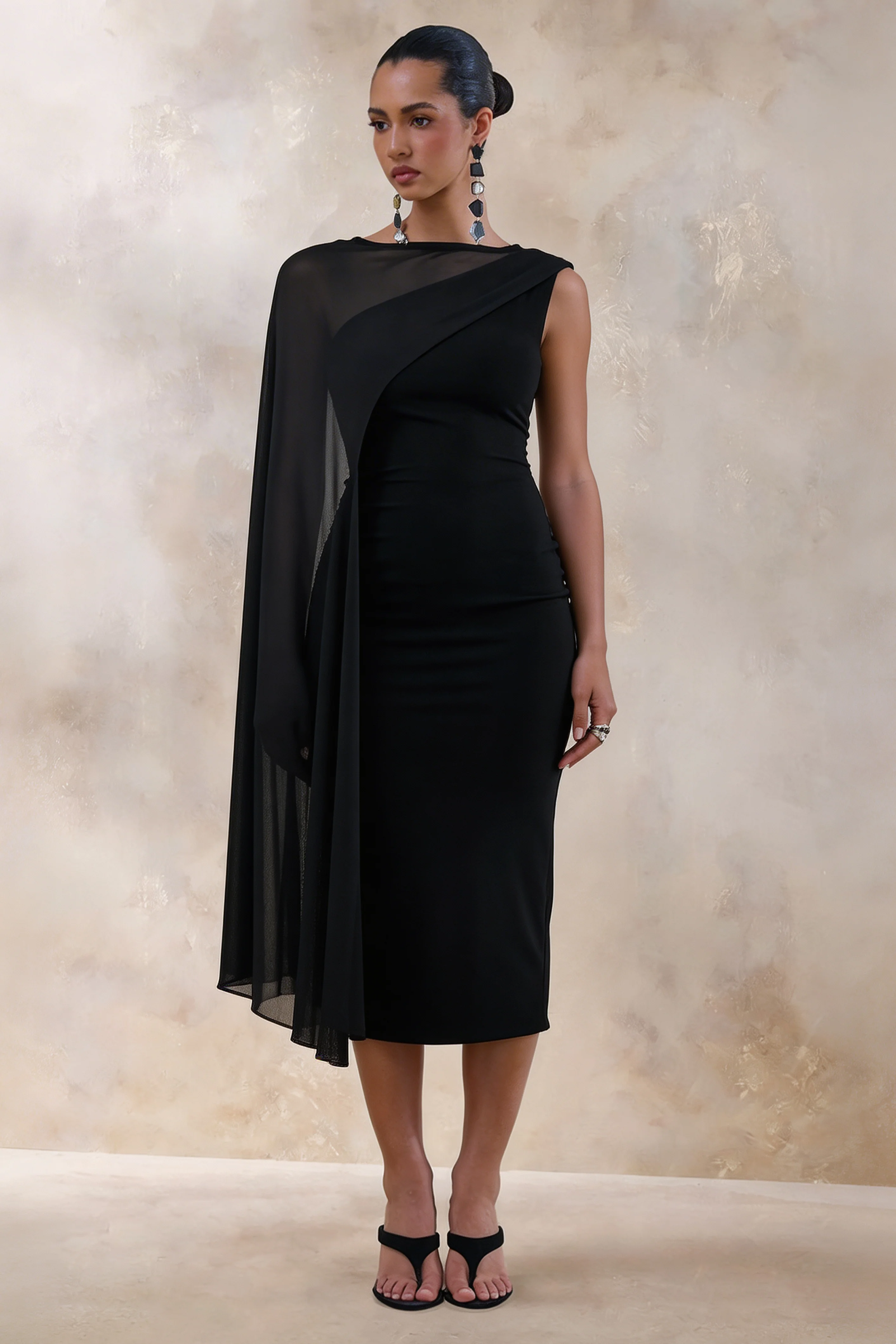 Caloria | Robe mi-longue noire à encolure asymétrique avec cape en mesh - Image 4
